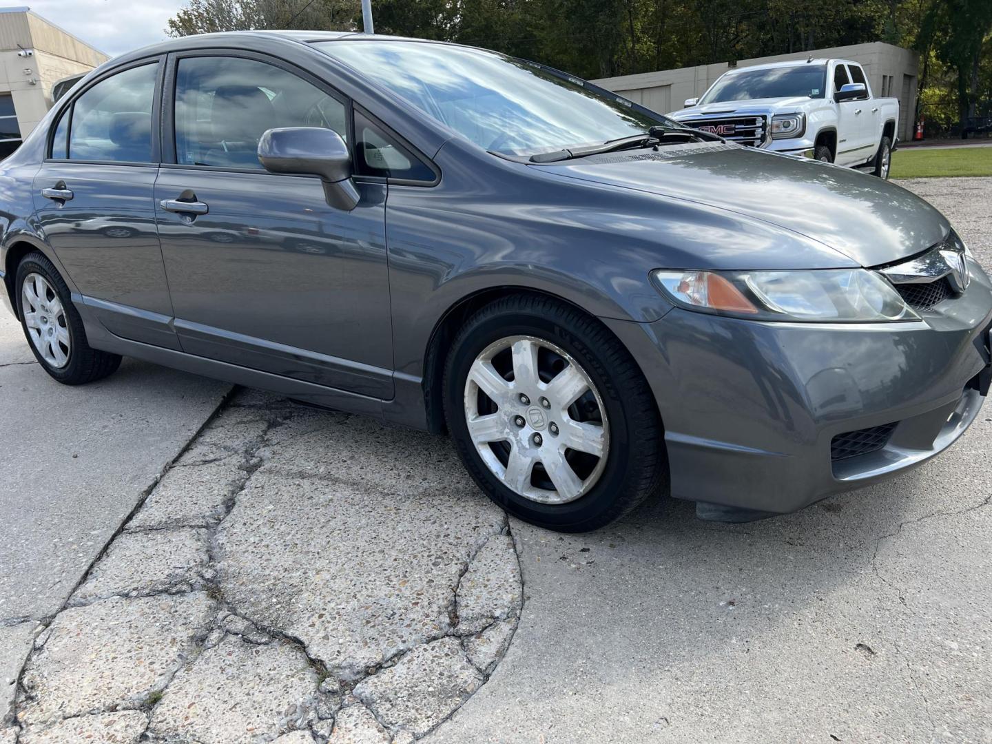 2011 Gray /Gray Honda Civic LX (2HGFA1F59BH) with an 1.8L L4 SOHC 16V engine, 5-Speed Automatic transmission, located at 4520 Airline Hwy, Baton Rouge, LA, 70805, (225) 357-1497, 30.509325, -91.145432 - 2011 Honda Civic LX ***ONE OWNER & NO ACCIDENTS*** 1.8 4 Cylinder Gas Saver, 104K Miles, A/C & Heat, Power Windows, Locks & Mirrors. FOR INFO PLEASE CONTACT JEFF AT 225-413-0981 CHECK OUT OUR A+ RATING WITH THE BETTER BUSINESS BUREAU WE HAVE BEEN A FAMILY OWNED AND OPERATED BUSINESS AT THE SAME LO - Photo#3