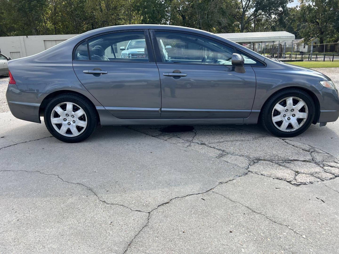 2011 Gray /Gray Honda Civic LX (2HGFA1F59BH) with an 1.8L L4 SOHC 16V engine, 5-Speed Automatic transmission, located at 4520 Airline Hwy, Baton Rouge, LA, 70805, (225) 357-1497, 30.509325, -91.145432 - 2011 Honda Civic LX ***ONE OWNER & NO ACCIDENTS*** 1.8 4 Cylinder Gas Saver, 104K Miles, A/C & Heat, Power Windows, Locks & Mirrors. FOR INFO PLEASE CONTACT JEFF AT 225-413-0981 CHECK OUT OUR A+ RATING WITH THE BETTER BUSINESS BUREAU WE HAVE BEEN A FAMILY OWNED AND OPERATED BUSINESS AT THE SAME LO - Photo#4