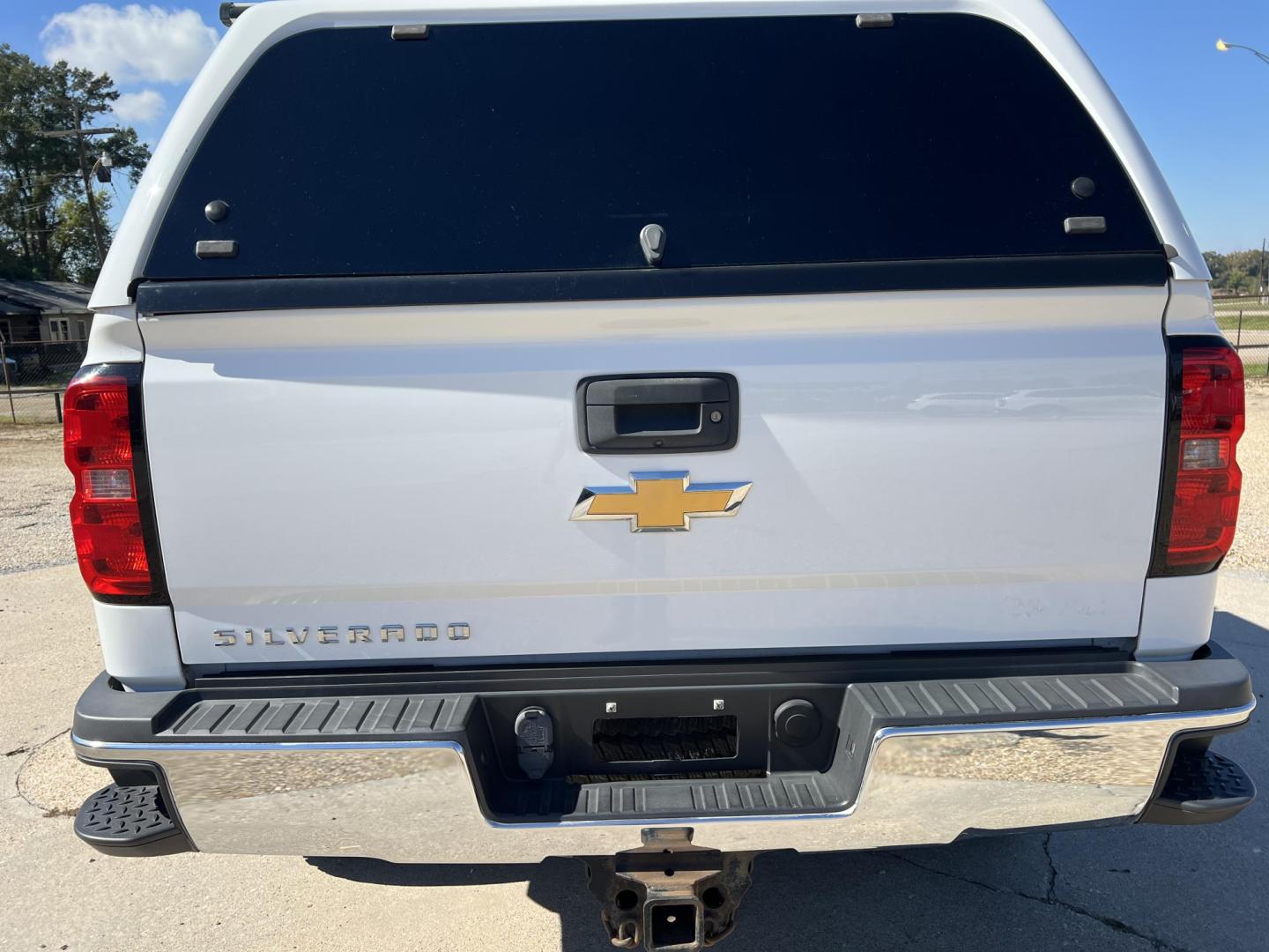 2015 White /Gray Chevrolet Silverado 2500HD (1GC2KUEG1FZ) with an 6.0L V8 OHV 16V FFV engine, 6-Speed Automatic transmission, located at 4520 Airline Hwy, Baton Rouge, LA, 70805, (225) 357-1497, 30.509325, -91.145432 - 2015 Chevrolet Silverado 2500HD Double Cab 4X4 ***ONE OWNER*** 6.0 V8 Gas, 260K Miles, A/C & Heat, Power Windows, Locks & Mirrors, Backup Camera, Spray In Bedliner, Century Camper Shell, Tow Package, Fuel Wheels. FOR INFO PLEASE CONTACT JEFF AT 225-413-0981 CHECK OUT OUR A+ RATING WITH THE BETTER BU - Photo#6