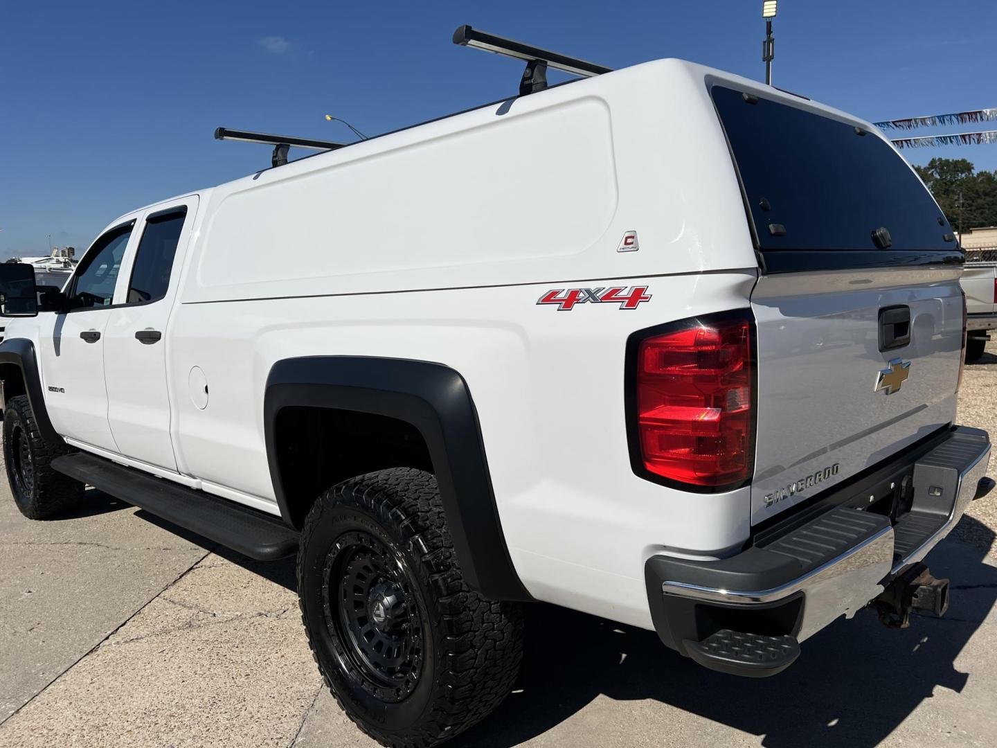 2015 White /Gray Chevrolet Silverado 2500HD (1GC2KUEG1FZ) with an 6.0L V8 OHV 16V FFV engine, 6-Speed Automatic transmission, located at 4520 Airline Hwy, Baton Rouge, LA, 70805, (225) 357-1497, 30.509325, -91.145432 - 2015 Chevrolet Silverado 2500HD Double Cab 4X4 ***ONE OWNER*** 6.0 V8 Gas, 260K Miles, A/C & Heat, Power Windows, Locks & Mirrors, Backup Camera, Spray In Bedliner, Century Camper Shell, Tow Package, Fuel Wheels. FOR INFO PLEASE CONTACT JEFF AT 225-413-0981 CHECK OUT OUR A+ RATING WITH THE BETTER BU - Photo#7