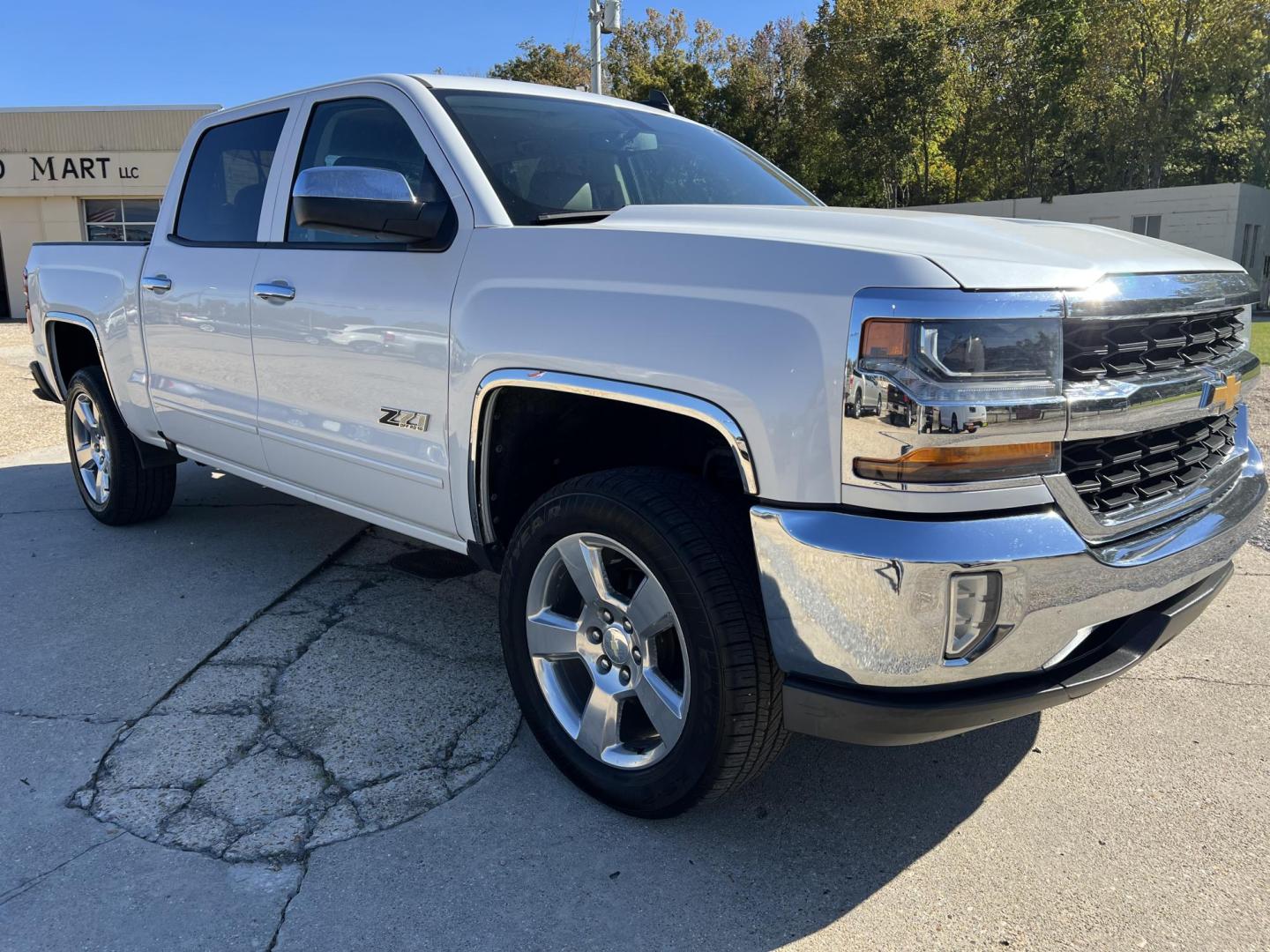 2018 White /Tan Chevrolet Silverado 1500 LT (3GCPCREC7JG) with an 5.3L V8 OHV 16V engine, 6-Speed Automatic transmission, located at 4520 Airline Hwy, Baton Rouge, LA, 70805, (225) 357-1497, 30.509325, -91.145432 - 2018 Chevrolet Silverado 1500 Crew Cab LT 5.3 V8 Gas, 114K Miles, Heated Leather, Cold A/C, Power Seat, Windows, Locks & Mirrors, Bose Stereo, Backup Camera, Tow Package. Has Minor Ding On RR Corner. FOR INFO PLEASE CONTACT JEFF AT 225-413-0981 CHECK OUT OUR A+ RATING WITH THE BETTER BUSINESS BUREAU - Photo#3