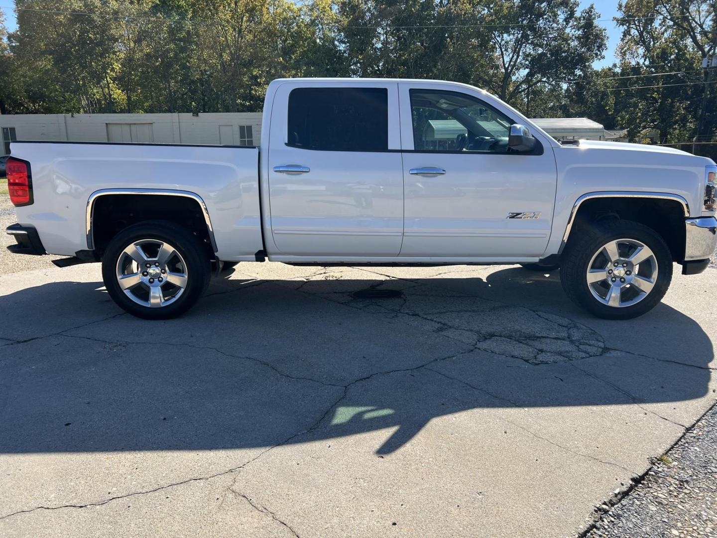 2018 White /Tan Chevrolet Silverado 1500 LT (3GCPCREC7JG) with an 5.3L V8 OHV 16V engine, 6-Speed Automatic transmission, located at 4520 Airline Hwy, Baton Rouge, LA, 70805, (225) 357-1497, 30.509325, -91.145432 - 2018 Chevrolet Silverado 1500 Crew Cab LT 5.3 V8 Gas, 114K Miles, Heated Leather, Cold A/C, Power Seat, Windows, Locks & Mirrors, Bose Stereo, Backup Camera, Tow Package. Has Minor Ding On RR Corner. FOR INFO PLEASE CONTACT JEFF AT 225-413-0981 CHECK OUT OUR A+ RATING WITH THE BETTER BUSINESS BUREAU - Photo#4