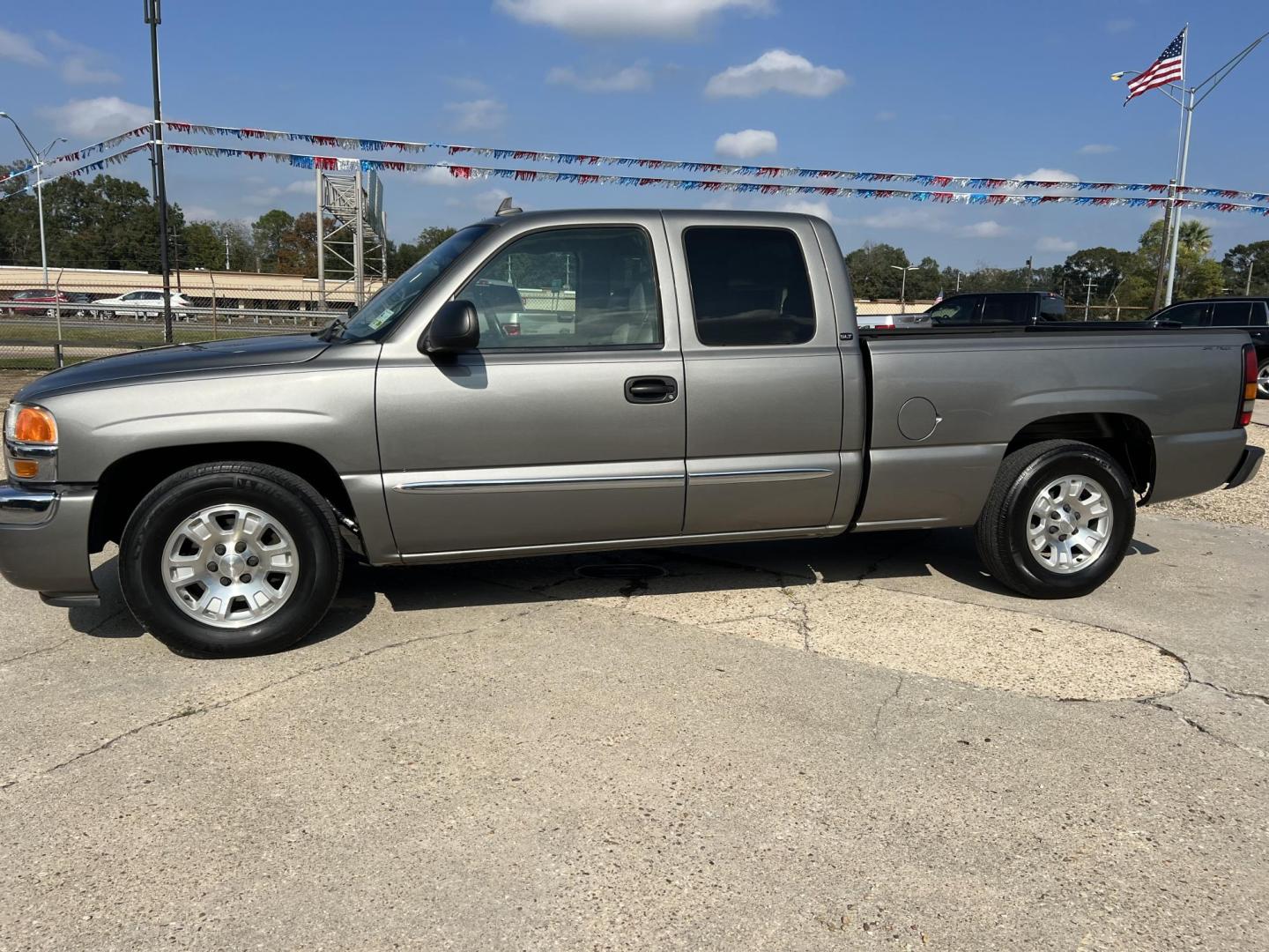 2007 Gray /Gray GMC Sierra Classic 1500 SLT (1GTEC19Z87Z) with an 5.3L V8 engine, 4-Speed Automatic Overdrive transmission, located at 4520 Airline Hwy, Baton Rouge, LA, 70805, (225) 357-1497, 30.509325, -91.145432 - 2007 GMC Sierra 1500 Classic Ext Cab SLT ***TWO OWNER & NO ACCIDENTS*** 5.3 V8 Gas, 197K Miles, Heated Leather, Full Console, Cold A/C, Power Seat, Windows, Locks & Mirrors, Spray In Bedliner, Tow Package. FOR INFO PLEASE CONTACT JEFF AT 225-413-0981. CHECK OUT OUR A+ RATING WITH THE BETTER BUSINESS - Photo#1