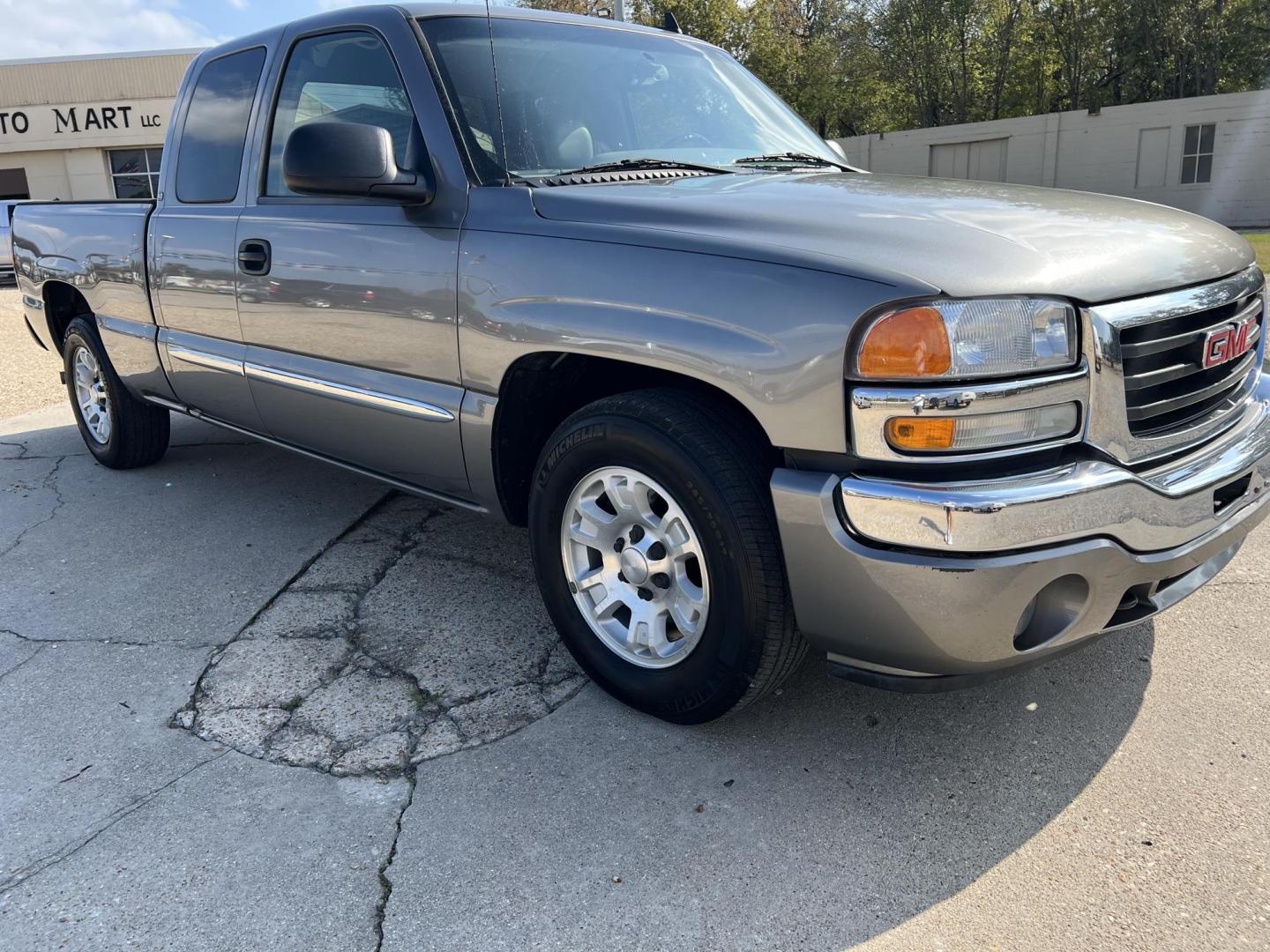 2007 Gray /Gray GMC Sierra Classic 1500 SLT (1GTEC19Z87Z) with an 5.3L V8 engine, 4-Speed Automatic Overdrive transmission, located at 4520 Airline Hwy, Baton Rouge, LA, 70805, (225) 357-1497, 30.509325, -91.145432 - 2007 GMC Sierra 1500 Classic Ext Cab SLT ***TWO OWNER & NO ACCIDENTS*** 5.3 V8 Gas, 197K Miles, Heated Leather, Full Console, Cold A/C, Power Seat, Windows, Locks & Mirrors, Spray In Bedliner, Tow Package. FOR INFO PLEASE CONTACT JEFF AT 225-413-0981. CHECK OUT OUR A+ RATING WITH THE BETTER BUSINESS - Photo#3