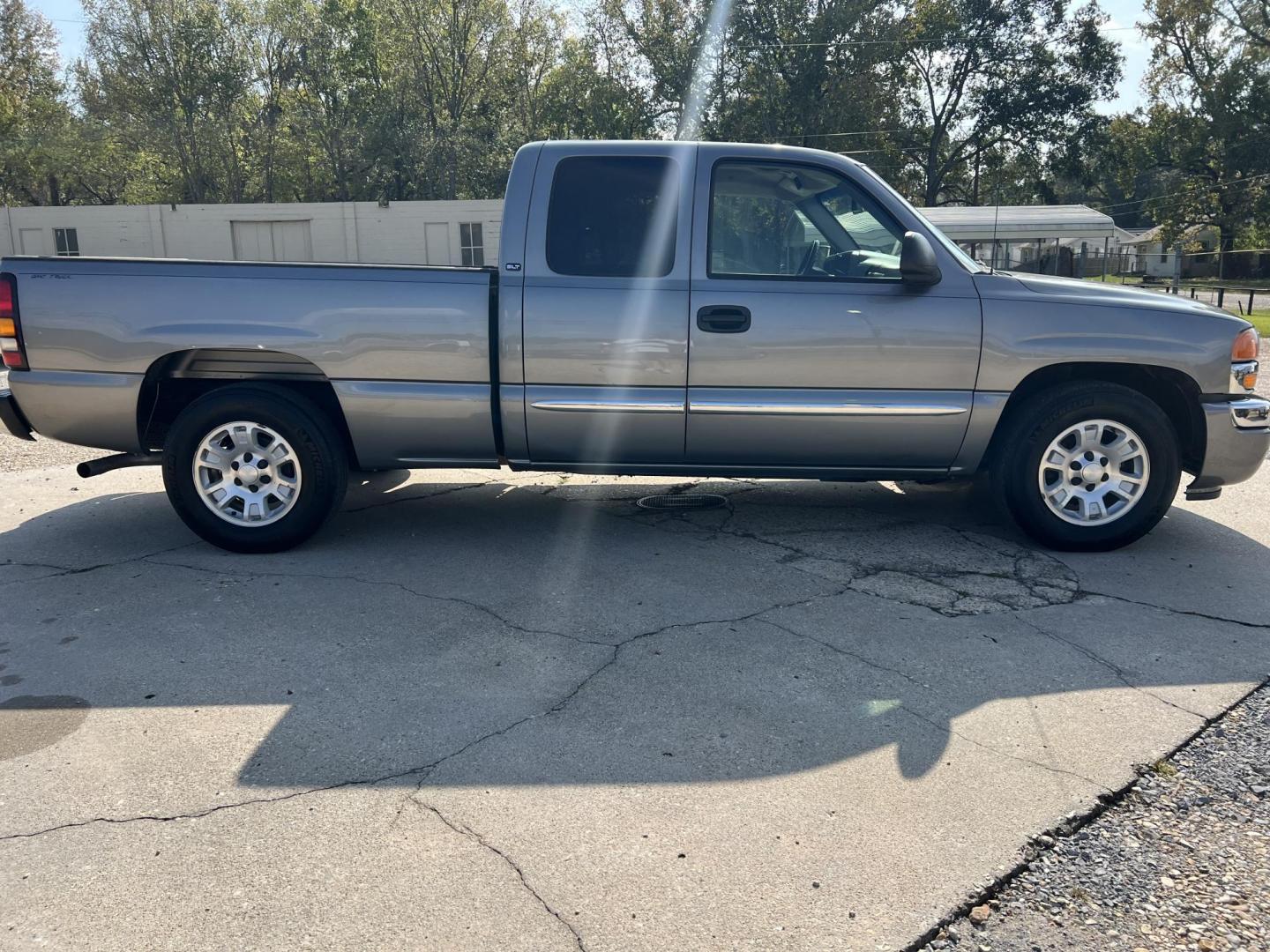 2007 Gray /Gray GMC Sierra Classic 1500 SLT (1GTEC19Z87Z) with an 5.3L V8 engine, 4-Speed Automatic Overdrive transmission, located at 4520 Airline Hwy, Baton Rouge, LA, 70805, (225) 357-1497, 30.509325, -91.145432 - 2007 GMC Sierra 1500 Classic Ext Cab SLT ***TWO OWNER & NO ACCIDENTS*** 5.3 V8 Gas, 197K Miles, Heated Leather, Full Console, Cold A/C, Power Seat, Windows, Locks & Mirrors, Spray In Bedliner, Tow Package. FOR INFO PLEASE CONTACT JEFF AT 225-413-0981. CHECK OUT OUR A+ RATING WITH THE BETTER BUSINESS - Photo#4