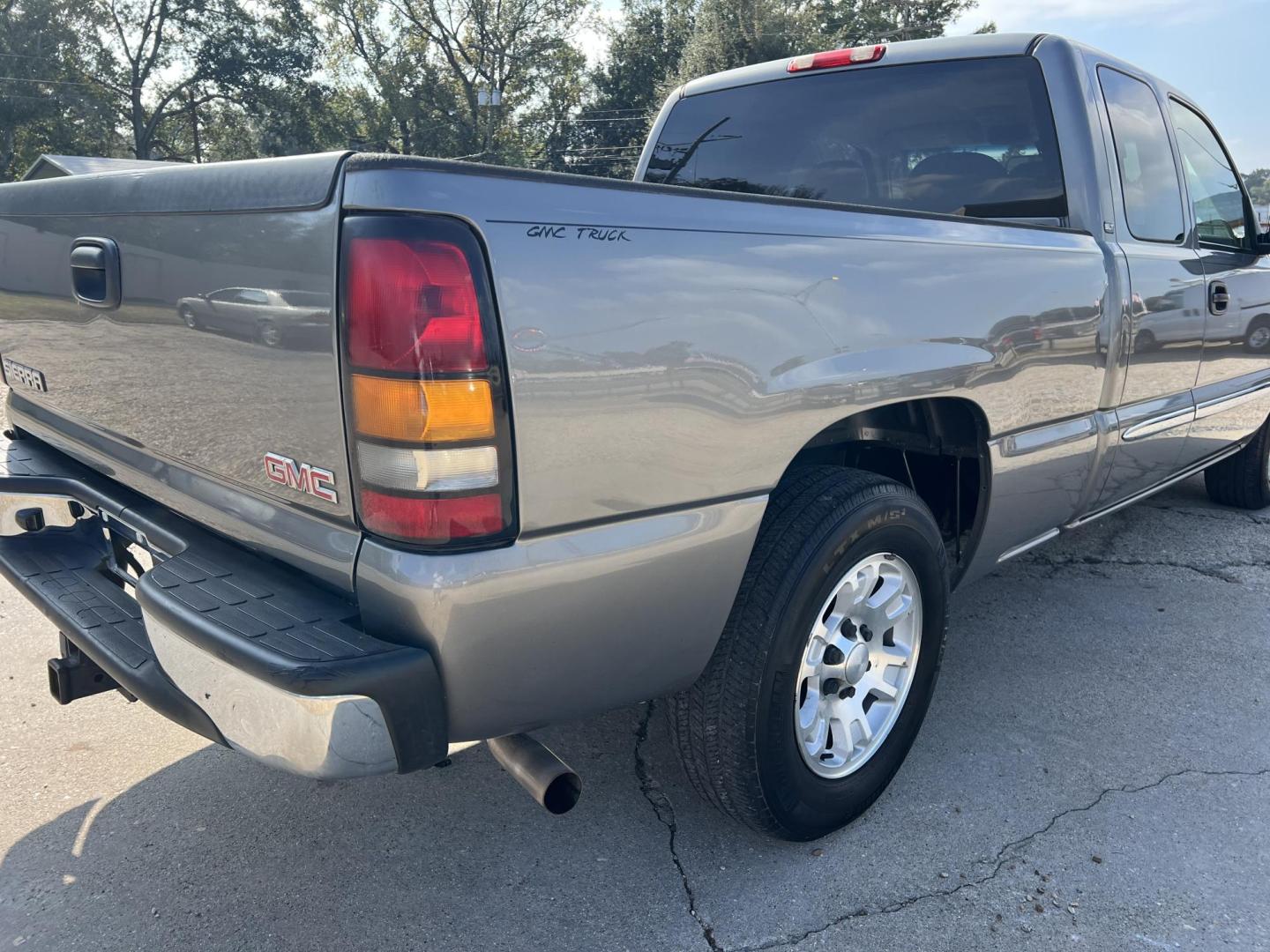 2007 Gray /Gray GMC Sierra Classic 1500 SLT (1GTEC19Z87Z) with an 5.3L V8 engine, 4-Speed Automatic Overdrive transmission, located at 4520 Airline Hwy, Baton Rouge, LA, 70805, (225) 357-1497, 30.509325, -91.145432 - 2007 GMC Sierra 1500 Classic Ext Cab SLT ***TWO OWNER & NO ACCIDENTS*** 5.3 V8 Gas, 197K Miles, Heated Leather, Full Console, Cold A/C, Power Seat, Windows, Locks & Mirrors, Spray In Bedliner, Tow Package. FOR INFO PLEASE CONTACT JEFF AT 225-413-0981. CHECK OUT OUR A+ RATING WITH THE BETTER BUSINESS - Photo#5
