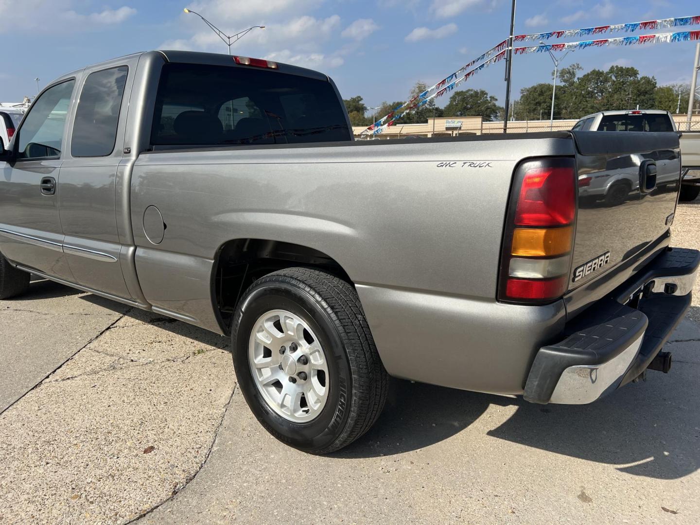 2007 Gray /Gray GMC Sierra Classic 1500 SLT (1GTEC19Z87Z) with an 5.3L V8 engine, 4-Speed Automatic Overdrive transmission, located at 4520 Airline Hwy, Baton Rouge, LA, 70805, (225) 357-1497, 30.509325, -91.145432 - 2007 GMC Sierra 1500 Classic Ext Cab SLT ***TWO OWNER & NO ACCIDENTS*** 5.3 V8 Gas, 197K Miles, Heated Leather, Full Console, Cold A/C, Power Seat, Windows, Locks & Mirrors, Spray In Bedliner, Tow Package. FOR INFO PLEASE CONTACT JEFF AT 225-413-0981. CHECK OUT OUR A+ RATING WITH THE BETTER BUSINESS - Photo#7