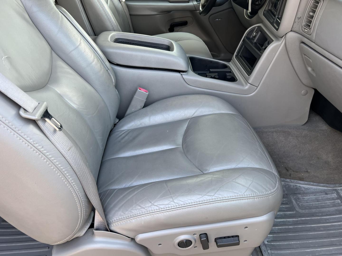 2007 Gray /Gray GMC Sierra Classic 1500 SLT (1GTEC19Z87Z) with an 5.3L V8 engine, 4-Speed Automatic Overdrive transmission, located at 4520 Airline Hwy, Baton Rouge, LA, 70805, (225) 357-1497, 30.509325, -91.145432 - 2007 GMC Sierra 1500 Classic Ext Cab SLT ***TWO OWNER & NO ACCIDENTS*** 5.3 V8 Gas, 197K Miles, Heated Leather, Full Console, Cold A/C, Power Seat, Windows, Locks & Mirrors, Spray In Bedliner, Tow Package. FOR INFO PLEASE CONTACT JEFF AT 225-413-0981. CHECK OUT OUR A+ RATING WITH THE BETTER BUSINESS - Photo#11