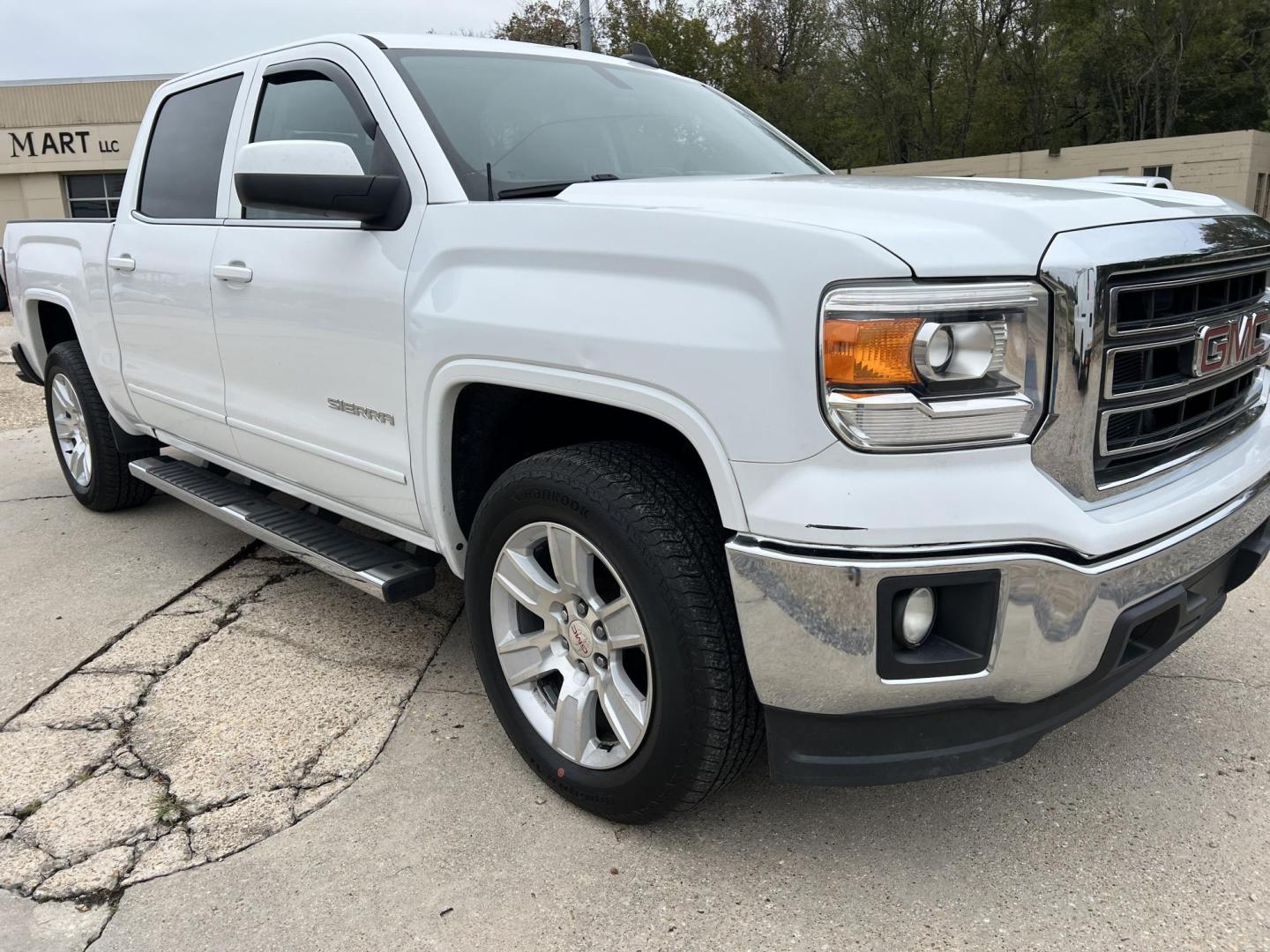 2015 White /Gray GMC Sierra 1500 SLE (3GTP1UEC3FG) with an 5.3L V8 OHV 16V engine, 6-Speed Automatic transmission, located at 4520 Airline Hwy, Baton Rouge, LA, 70805, (225) 357-1497, 30.509325, -91.145432 - 2015 GMC Sierra 1500 Crew Cab SLE ***NO ACCIDENTS*** 5.3 V8 Gas, 169K Miles, Cold A/C, Power Windows, Locks & Mirrors, New Tires, Spray In Bedliner, Backup Camera, Tow Package. FOR INFO PLEASE CONTACT JEFF AT 225-413-0981. CHECK OUT OUR A+ RATING WITH THE BETTER BUSINESS BUREAU. WE HAVE BEEN A FAMI - Photo#3