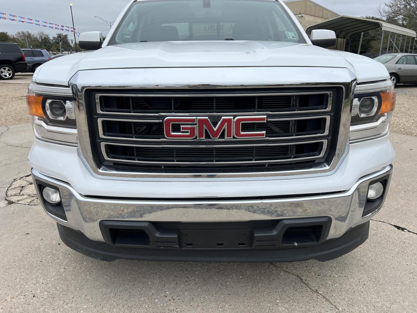2015 White /Gray GMC Sierra 1500 SLE (3GTP1UEC3FG) with an 5.3L V8 OHV 16V engine, 6-Speed Automatic transmission, located at 4520 Airline Hwy, Baton Rouge, LA, 70805, (225) 357-1497, 30.509325, -91.145432 - 2015 GMC Sierra 1500 Crew Cab SLE ***NO ACCIDENTS*** 5.3 V8 Gas, 169K Miles, Cold A/C, Power Windows, Locks & Mirrors, New Tires, Spray In Bedliner, Backup Camera, Tow Package. FOR INFO PLEASE CONTACT JEFF AT 225-413-0981. CHECK OUT OUR A+ RATING WITH THE BETTER BUSINESS BUREAU. WE HAVE BEEN A FAMI - Photo#2