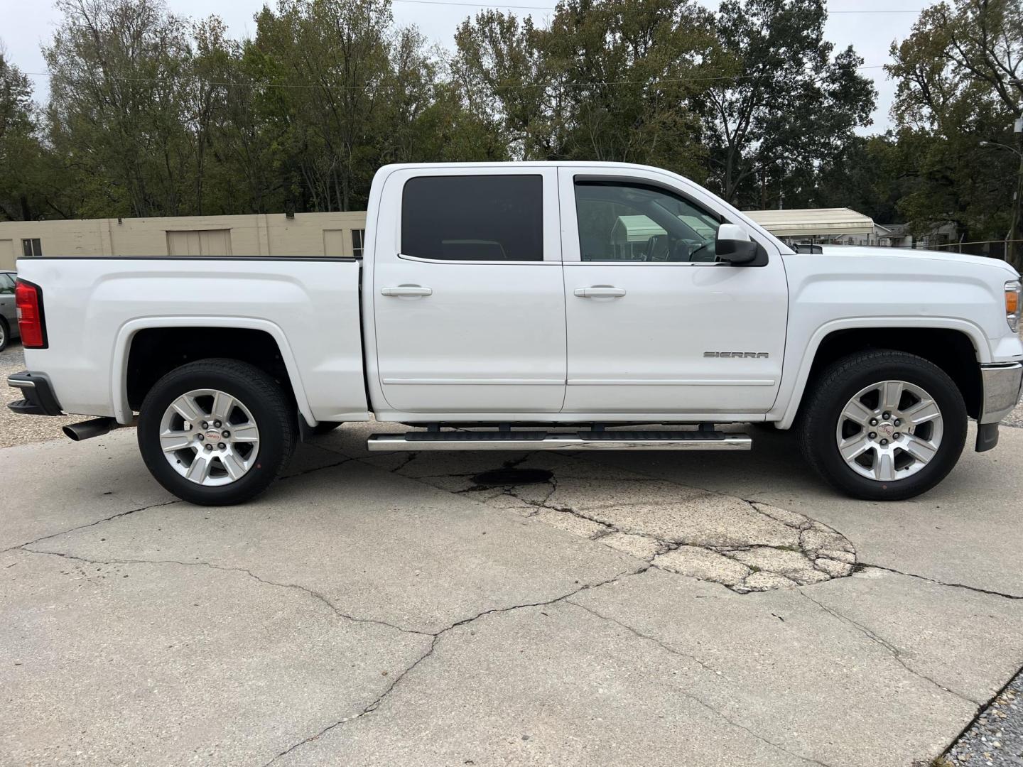 2015 White /Gray GMC Sierra 1500 SLE (3GTP1UEC3FG) with an 5.3L V8 OHV 16V engine, 6-Speed Automatic transmission, located at 4520 Airline Hwy, Baton Rouge, LA, 70805, (225) 357-1497, 30.509325, -91.145432 - 2015 GMC Sierra 1500 Crew Cab SLE ***NO ACCIDENTS*** 5.3 V8 Gas, 169K Miles, Cold A/C, Power Windows, Locks & Mirrors, New Tires, Spray In Bedliner, Backup Camera, Tow Package. FOR INFO PLEASE CONTACT JEFF AT 225-413-0981. CHECK OUT OUR A+ RATING WITH THE BETTER BUSINESS BUREAU. WE HAVE BEEN A FAMI - Photo#4