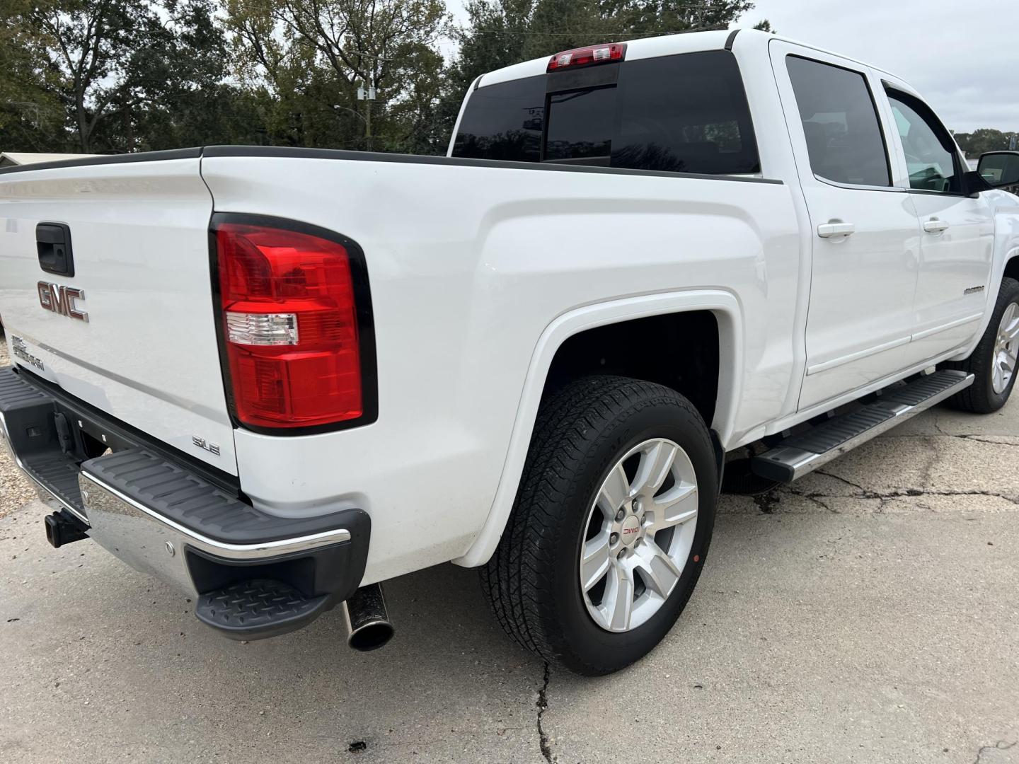 2015 White /Gray GMC Sierra 1500 SLE (3GTP1UEC3FG) with an 5.3L V8 OHV 16V engine, 6-Speed Automatic transmission, located at 4520 Airline Hwy, Baton Rouge, LA, 70805, (225) 357-1497, 30.509325, -91.145432 - 2015 GMC Sierra 1500 Crew Cab SLE ***NO ACCIDENTS*** 5.3 V8 Gas, 169K Miles, Cold A/C, Power Windows, Locks & Mirrors, New Tires, Spray In Bedliner, Backup Camera, Tow Package. FOR INFO PLEASE CONTACT JEFF AT 225-413-0981. CHECK OUT OUR A+ RATING WITH THE BETTER BUSINESS BUREAU. WE HAVE BEEN A FAMI - Photo#5