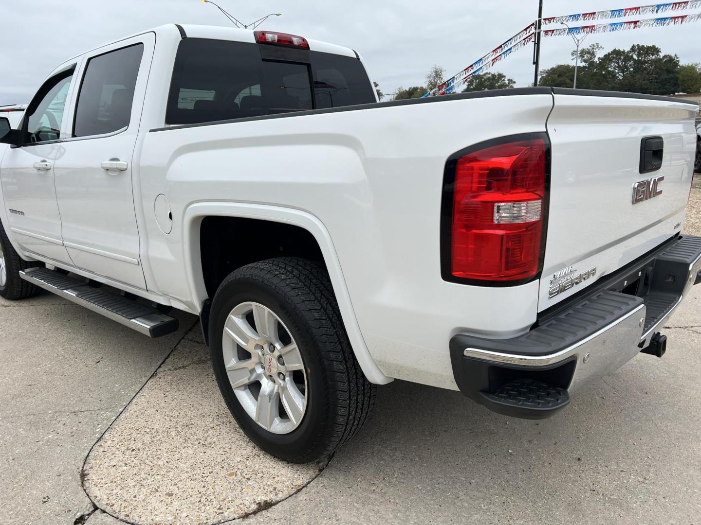 2015 White /Gray GMC Sierra 1500 SLE (3GTP1UEC3FG) with an 5.3L V8 OHV 16V engine, 6-Speed Automatic transmission, located at 4520 Airline Hwy, Baton Rouge, LA, 70805, (225) 357-1497, 30.509325, -91.145432 - 2015 GMC Sierra 1500 Crew Cab SLE ***NO ACCIDENTS*** 5.3 V8 Gas, 169K Miles, Cold A/C, Power Windows, Locks & Mirrors, New Tires, Spray In Bedliner, Backup Camera, Tow Package. FOR INFO PLEASE CONTACT JEFF AT 225-413-0981. CHECK OUT OUR A+ RATING WITH THE BETTER BUSINESS BUREAU. WE HAVE BEEN A FAMI - Photo#7