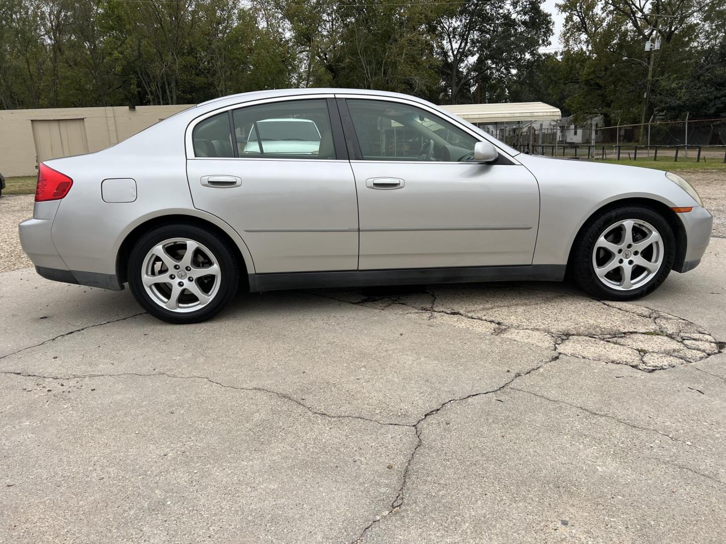 2004 Silver /Gray Infiniti G35 (JNKCV51E14M) with an 3.5L V6 DOHC 24V engine, 5-Speed Automatic Overdrive transmission, located at 4520 Airline Hwy, Baton Rouge, LA, 70805, (225) 357-1497, 30.509325, -91.145432 - 2004 Infiniti G35 ***TWO OWNER & NO ACCIDENTS*** 3.5 V6 Gas, Only 72K Miles, Heated Leather, Sunroof, A/C & Heat, Power Seat, Windows, Locks & Mirrors. FOR INFO PLEASE CONTACT JEFF AT 225-413-0981. CHECK OUT OUR A+ RATING WITH THE BETTER BUSINESS BUREAU. WE HAVE BEEN A FAMILY OWNED AND OPERATED BUS - Photo#4