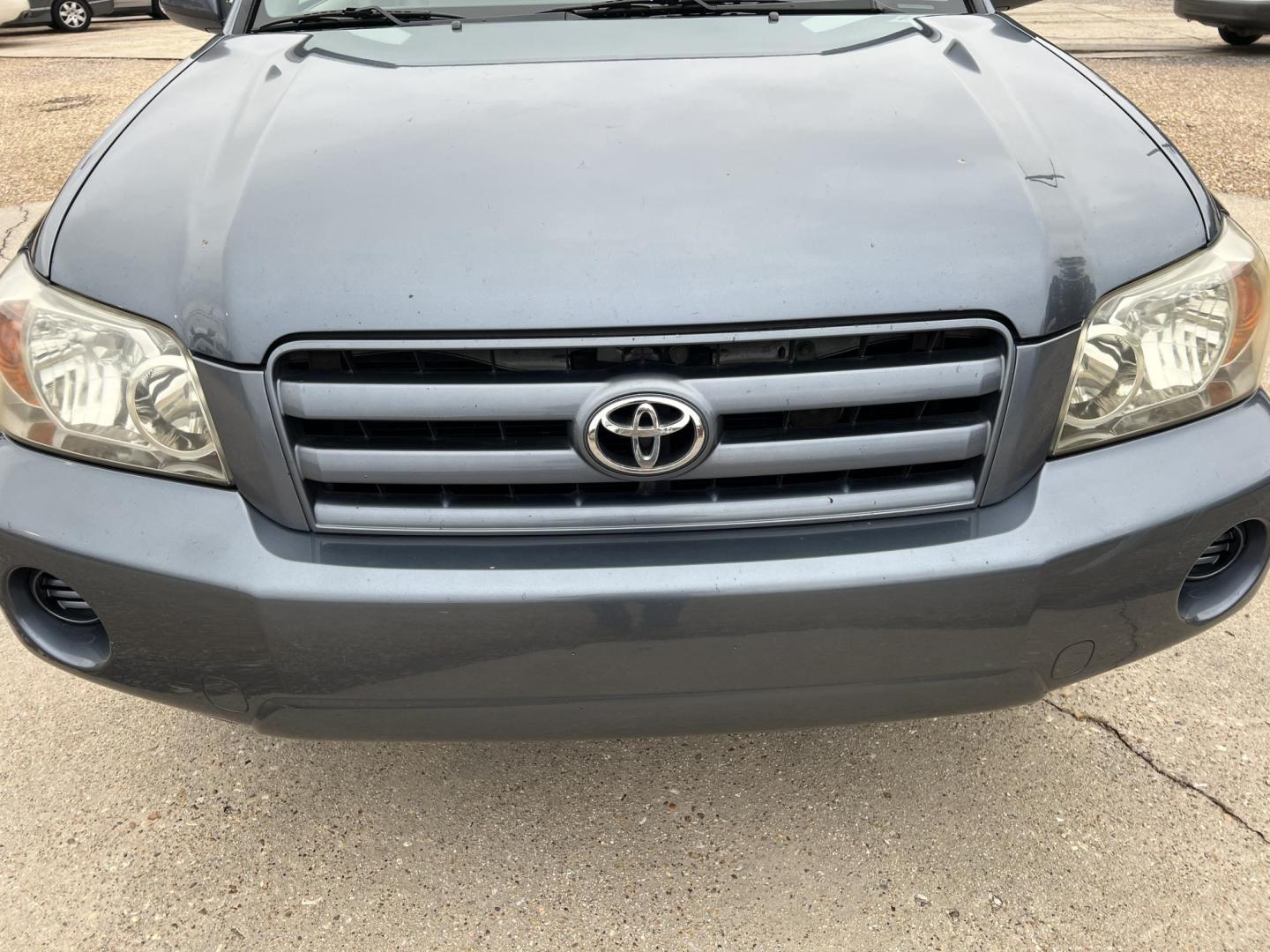 2005 Blue /Gray Toyota Highlander (JTEGP21A150) with an 3.3L V6 DOHC 24V engine, 5-Speed Automatic Overdrive transmission, located at 4520 Airline Hwy, Baton Rouge, LA, 70805, (225) 357-1497, 30.509325, -91.145432 - 2005 Toyota Highlander ***NO ACCIDENTS*** 3.3 V6 Gas, 180K Miles, Automatic, A/C & Heat, Power Windows, Locks & Mirrors, Seats 5 Passengers. FOR INFO PLEASE CONTACT JEFF AT 225-413-0981. CHECK OUT OUR A+ RATING WITH THE BETTER BUSINESS BUREAU. WE HAVE BEEN A FAMILY OWNED AND OPERATED BUSINESS AT - Photo#2