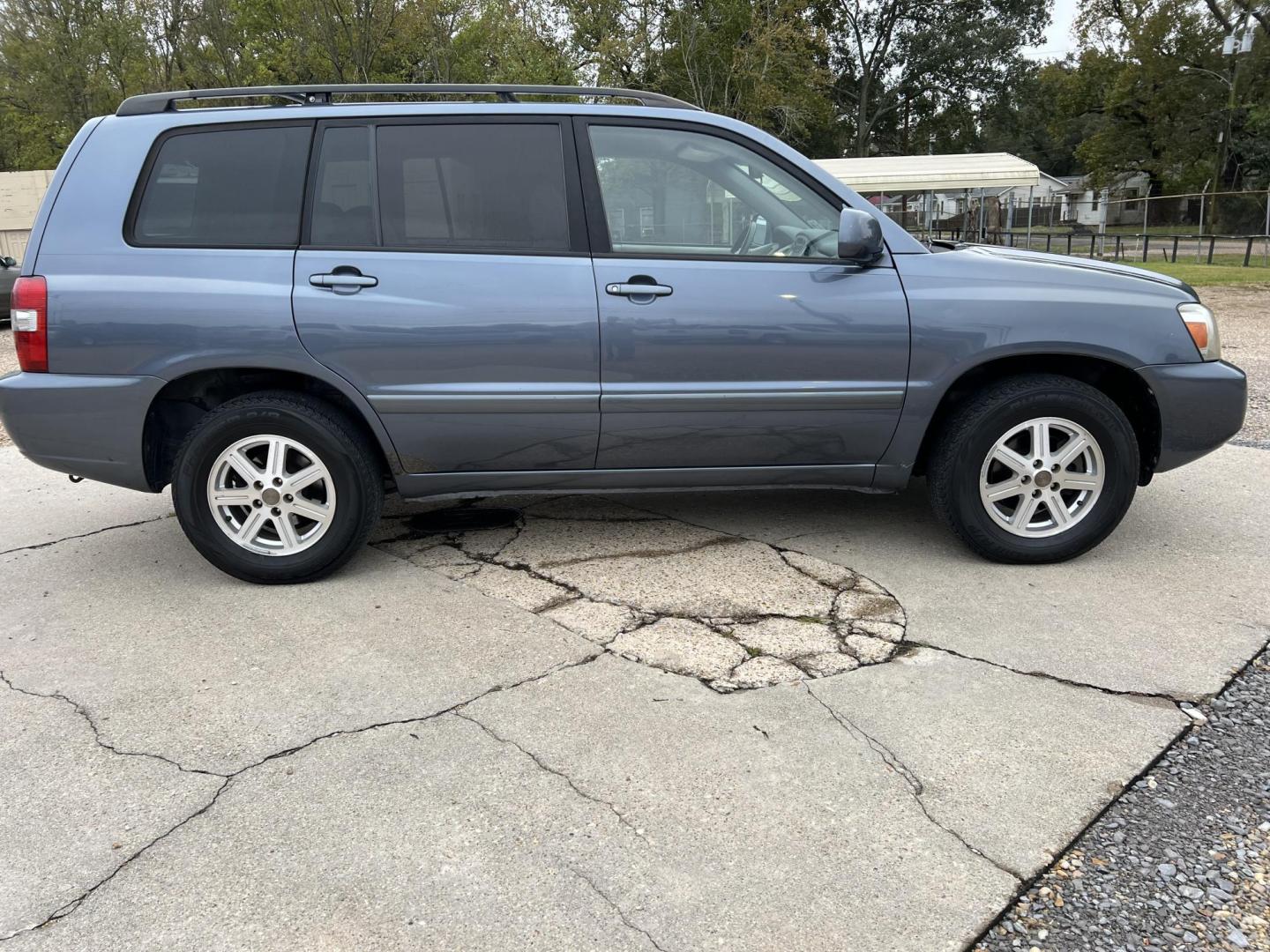 2005 Blue /Gray Toyota Highlander (JTEGP21A150) with an 3.3L V6 DOHC 24V engine, 5-Speed Automatic Overdrive transmission, located at 4520 Airline Hwy, Baton Rouge, LA, 70805, (225) 357-1497, 30.509325, -91.145432 - 2005 Toyota Highlander ***NO ACCIDENTS*** 3.3 V6 Gas, 180K Miles, Automatic, A/C & Heat, Power Windows, Locks & Mirrors, Seats 5 Passengers. FOR INFO PLEASE CONTACT JEFF AT 225-413-0981. CHECK OUT OUR A+ RATING WITH THE BETTER BUSINESS BUREAU. WE HAVE BEEN A FAMILY OWNED AND OPERATED BUSINESS AT - Photo#4