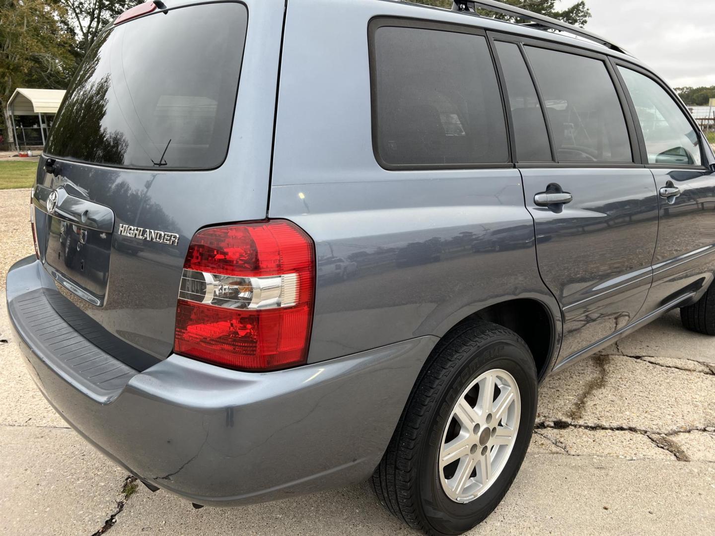 2005 Blue /Gray Toyota Highlander (JTEGP21A150) with an 3.3L V6 DOHC 24V engine, 5-Speed Automatic Overdrive transmission, located at 4520 Airline Hwy, Baton Rouge, LA, 70805, (225) 357-1497, 30.509325, -91.145432 - 2005 Toyota Highlander ***NO ACCIDENTS*** 3.3 V6 Gas, 180K Miles, Automatic, A/C & Heat, Power Windows, Locks & Mirrors, Seats 5 Passengers. FOR INFO PLEASE CONTACT JEFF AT 225-413-0981. CHECK OUT OUR A+ RATING WITH THE BETTER BUSINESS BUREAU. WE HAVE BEEN A FAMILY OWNED AND OPERATED BUSINESS AT - Photo#5