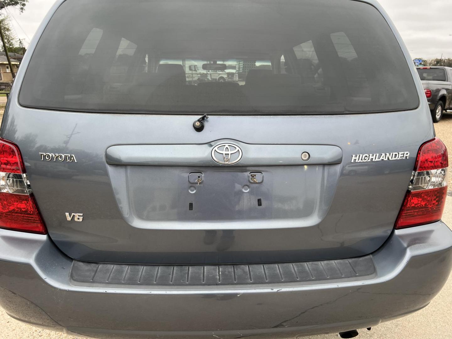 2005 Blue /Gray Toyota Highlander (JTEGP21A150) with an 3.3L V6 DOHC 24V engine, 5-Speed Automatic Overdrive transmission, located at 4520 Airline Hwy, Baton Rouge, LA, 70805, (225) 357-1497, 30.509325, -91.145432 - 2005 Toyota Highlander ***NO ACCIDENTS*** 3.3 V6 Gas, 180K Miles, Automatic, A/C & Heat, Power Windows, Locks & Mirrors, Seats 5 Passengers. FOR INFO PLEASE CONTACT JEFF AT 225-413-0981. CHECK OUT OUR A+ RATING WITH THE BETTER BUSINESS BUREAU. WE HAVE BEEN A FAMILY OWNED AND OPERATED BUSINESS AT - Photo#6