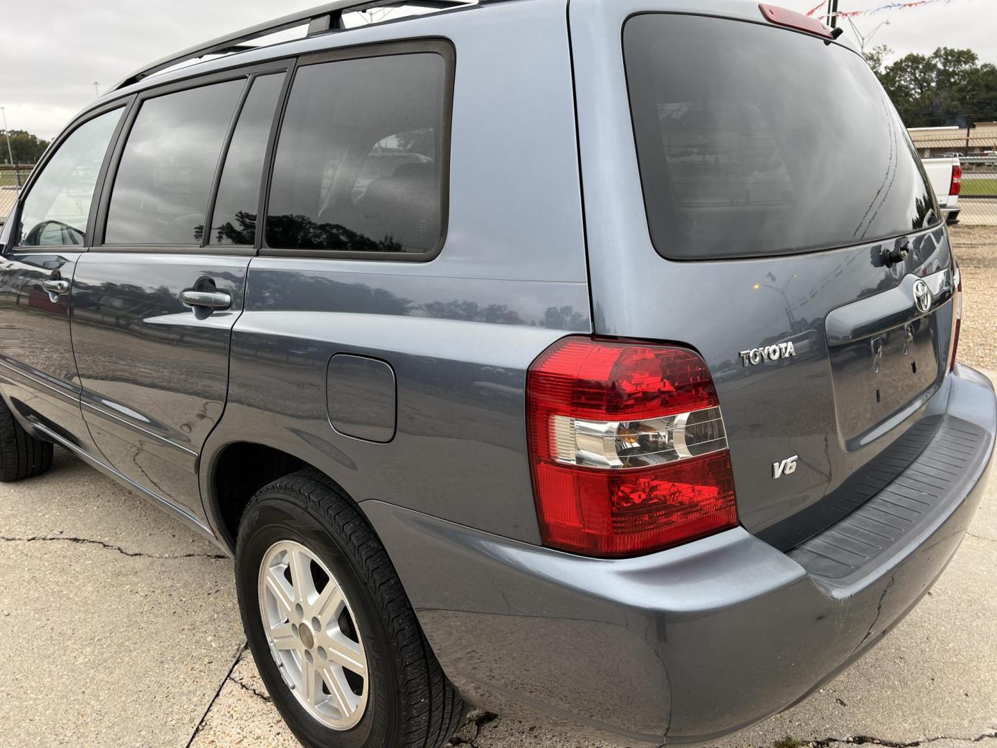 2005 Blue /Gray Toyota Highlander (JTEGP21A150) with an 3.3L V6 DOHC 24V engine, 5-Speed Automatic Overdrive transmission, located at 4520 Airline Hwy, Baton Rouge, LA, 70805, (225) 357-1497, 30.509325, -91.145432 - 2005 Toyota Highlander ***NO ACCIDENTS*** 3.3 V6 Gas, 180K Miles, Automatic, A/C & Heat, Power Windows, Locks & Mirrors, Seats 5 Passengers. FOR INFO PLEASE CONTACT JEFF AT 225-413-0981. CHECK OUT OUR A+ RATING WITH THE BETTER BUSINESS BUREAU. WE HAVE BEEN A FAMILY OWNED AND OPERATED BUSINESS AT - Photo#7