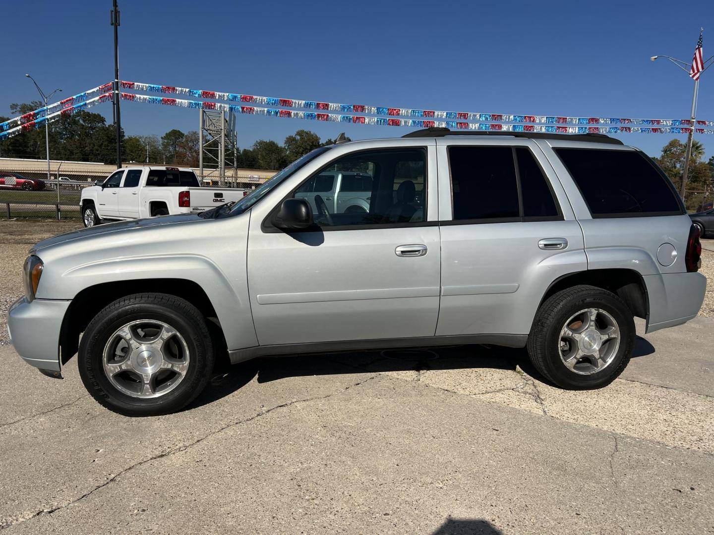 2008 Silver /Gray Chevrolet TrailBlazer LT1 (1GNET13M782) with an 5.3L V8 OHV 16V engine, 4-Speed Automatic Overdrive transmission, located at 4520 Airline Hwy, Baton Rouge, LA, 70805, (225) 357-1497, 30.509325, -91.145432 - 2008 Chevrolet Trailblazer 4WD 5.3 V8 Gas, 111K Miles, Leather, A/C & Heat, Power Windows, Locks & Mirrors, Tow Package. Has Minor Scratches. FOR INFO PLEASE CONTACT JEFF AT 225-413-0981. CHECK OUT OUR A+ RATING WITH THE BETTER BUSINESS BUREAU. WE HAVE BEEN A FAMILY OWNED AND OPERATED BUSINESS AT - Photo#1
