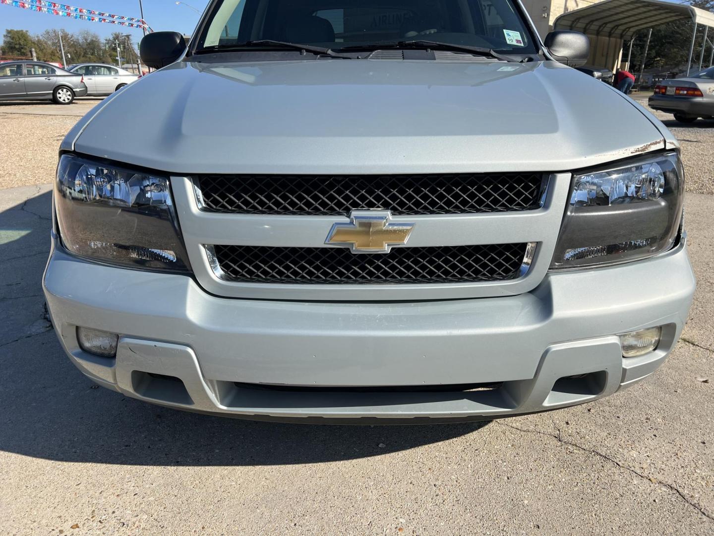 2008 Silver /Gray Chevrolet TrailBlazer LT1 (1GNET13M782) with an 5.3L V8 OHV 16V engine, 4-Speed Automatic Overdrive transmission, located at 4520 Airline Hwy, Baton Rouge, LA, 70805, (225) 357-1497, 30.509325, -91.145432 - 2008 Chevrolet Trailblazer 4WD 5.3 V8 Gas, 111K Miles, Leather, A/C & Heat, Power Windows, Locks & Mirrors, Tow Package. Has Minor Scratches. FOR INFO PLEASE CONTACT JEFF AT 225-413-0981. CHECK OUT OUR A+ RATING WITH THE BETTER BUSINESS BUREAU. WE HAVE BEEN A FAMILY OWNED AND OPERATED BUSINESS AT - Photo#2