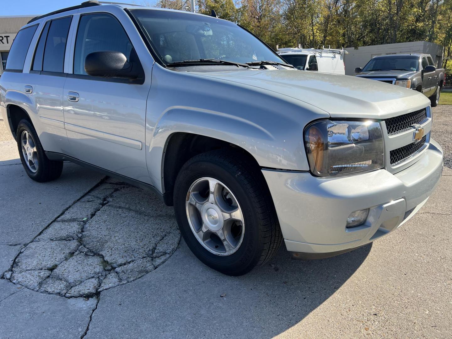 2008 Silver /Gray Chevrolet TrailBlazer LT1 (1GNET13M782) with an 5.3L V8 OHV 16V engine, 4-Speed Automatic Overdrive transmission, located at 4520 Airline Hwy, Baton Rouge, LA, 70805, (225) 357-1497, 30.509325, -91.145432 - 2008 Chevrolet Trailblazer 4WD 5.3 V8 Gas, 111K Miles, Leather, A/C & Heat, Power Windows, Locks & Mirrors, Tow Package. Has Minor Scratches. FOR INFO PLEASE CONTACT JEFF AT 225-413-0981. CHECK OUT OUR A+ RATING WITH THE BETTER BUSINESS BUREAU. WE HAVE BEEN A FAMILY OWNED AND OPERATED BUSINESS AT - Photo#3