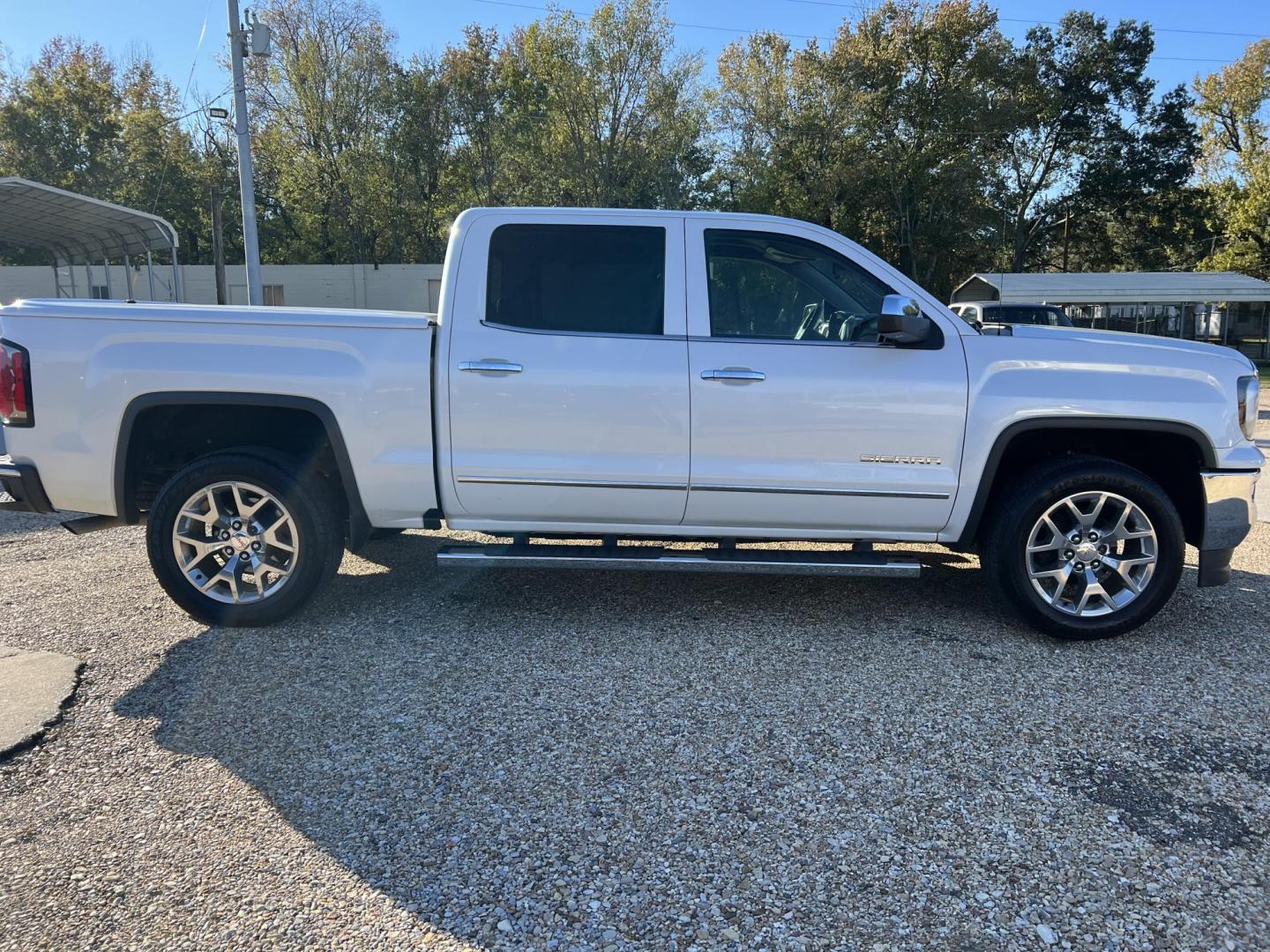 2018 White /Tan GMC Sierra 1500 SLT (3GTP1NEC1JG) with an 5.3L V8 OHV 16V engine, 6-Speed Automatic transmission, located at 4520 Airline Hwy, Baton Rouge, LA, 70805, (225) 357-1497, 30.509325, -91.145432 - 2018 GMC Sierra Crew Cab SLT ***ONE OWNER & NO ACCIDENTS*** 5.3 V8 Gas, 178K Miles, Heated & Cooled Leather, Bose Stereo, A/C & Heat, All Power, Bed Cover, Tow Pkg & More. FOR INFO PLEASE CONTACT JEFF AT 225-413-0981. CHECK OUT OUR A+ RATING WITH THE BETTER BUSINESS BUREAU. WE HAVE BEEN A FAMILY OWN - Photo#4