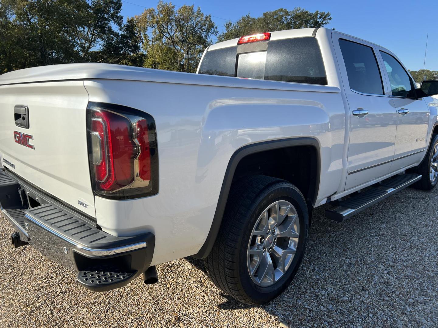 2018 White /Tan GMC Sierra 1500 SLT (3GTP1NEC1JG) with an 5.3L V8 OHV 16V engine, 6-Speed Automatic transmission, located at 4520 Airline Hwy, Baton Rouge, LA, 70805, (225) 357-1497, 30.509325, -91.145432 - 2018 GMC Sierra Crew Cab SLT ***ONE OWNER & NO ACCIDENTS*** 5.3 V8 Gas, 178K Miles, Heated & Cooled Leather, Bose Stereo, A/C & Heat, All Power, Bed Cover, Tow Pkg & More. FOR INFO PLEASE CONTACT JEFF AT 225-413-0981. CHECK OUT OUR A+ RATING WITH THE BETTER BUSINESS BUREAU. WE HAVE BEEN A FAMILY OWN - Photo#5