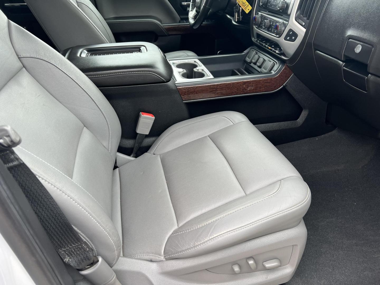 2018 White /Tan GMC Sierra 1500 SLT (3GTP1NEC1JG) with an 5.3L V8 OHV 16V engine, 6-Speed Automatic transmission, located at 4520 Airline Hwy, Baton Rouge, LA, 70805, (225) 357-1497, 30.509325, -91.145432 - 2018 GMC Sierra Crew Cab SLT ***ONE OWNER & NO ACCIDENTS*** 5.3 V8 Gas, 178K Miles, Heated & Cooled Leather, Bose Stereo, A/C & Heat, All Power, Bed Cover, Tow Pkg & More. FOR INFO PLEASE CONTACT JEFF AT 225-413-0981. CHECK OUT OUR A+ RATING WITH THE BETTER BUSINESS BUREAU. WE HAVE BEEN A FAMILY OWN - Photo#9