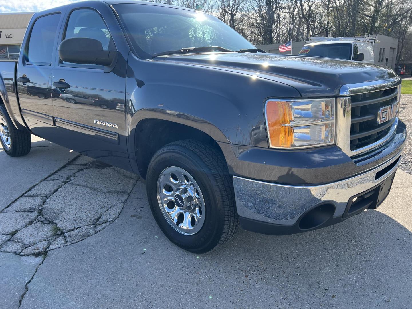 2011 Gray /Black GMC Sierra 1500 SL (3GTP1UEA4BG) with an 4.8L V8 OHV 16V engine, 4-Speed Automatic transmission, located at 4520 Airline Hwy, Baton Rouge, LA, 70805, (225) 357-1497, 30.509325, -91.145432 - 2011 GMC Sierra 1500 Crew Cab SL 4.8 V8 Gas, 211K Miles, Cold A/C, Power Windows, Locks & Mirrors, 6 1/2 Bed, Good Tires. FOR INFO PLEASE CONTACT JEFF AT 225-413-0981. CHECK OUT OUR A+ RATING WITH THE BETTER BUSINESS BUREAU. WE HAVE BEEN A FAMILY OWNED AND OPERATED BUSINESS AT THE SAME LOCATION FO - Photo#3