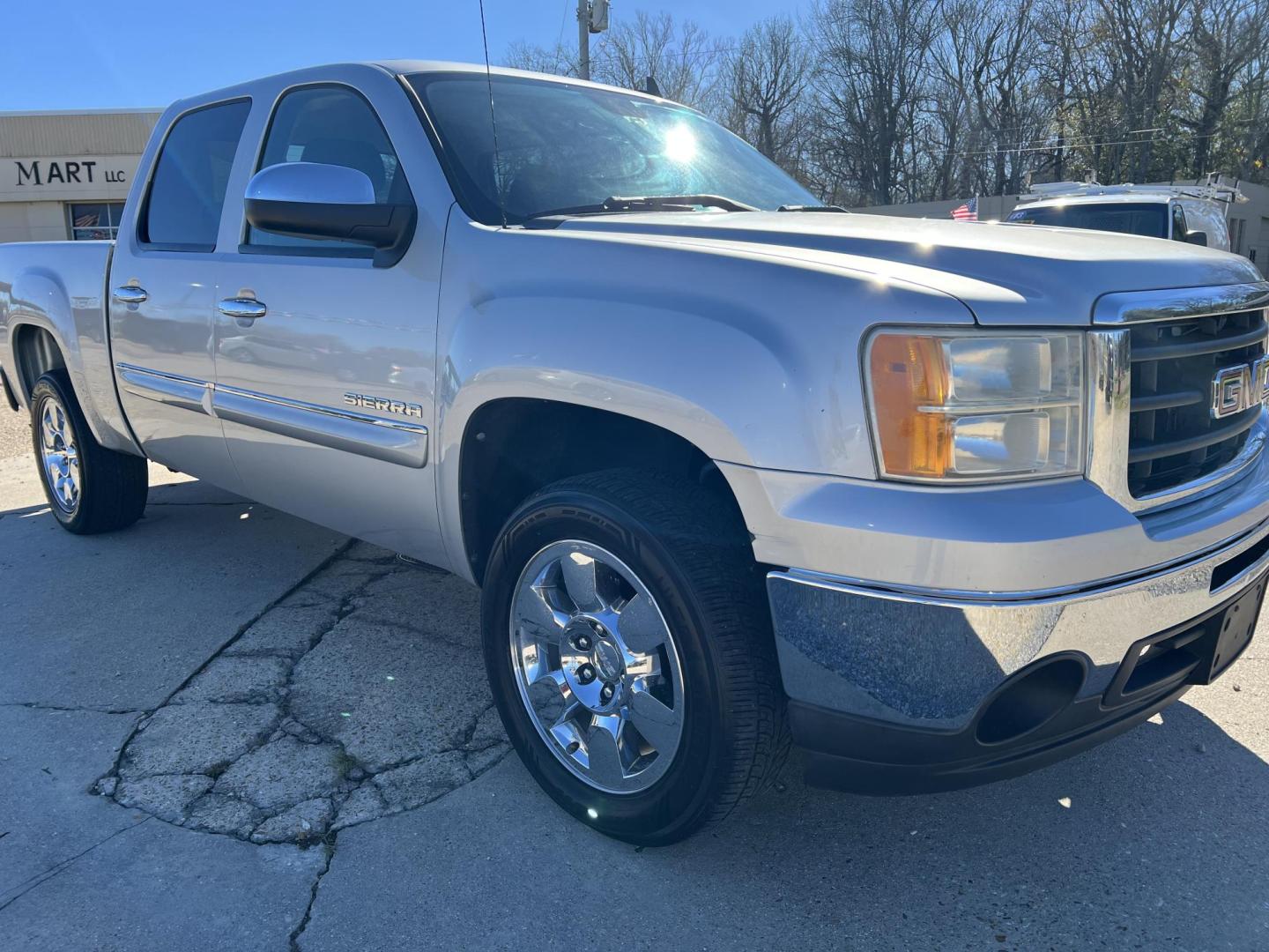 2011 Silver /Black GMC Sierra 1500 SLE (3GTP1VE03BG) with an 5.3L V8 OHV 16V FFV engine, 6-Speed Automatic transmission, located at 4520 Airline Hwy, Baton Rouge, LA, 70805, (225) 357-1497, 30.509325, -91.145432 - 2011 GMC Sierra 1500 Crew Cab SLE ***ONE OWNER*** 5.3 V8 Gas, 133K Miles, Cold A/C, Power Windows, Locks & Mirrors, Seats 6, Tow Package. Radio Display Doesn't Light Up. FOR INFO PLEASE CONTACT JEFF AT 225-413-0981. CHECK OUT OUR A+ RATING WITH THE BETTER BUSINESS BUREAU. WE HAVE BEEN A FAMILY OWNED - Photo#3