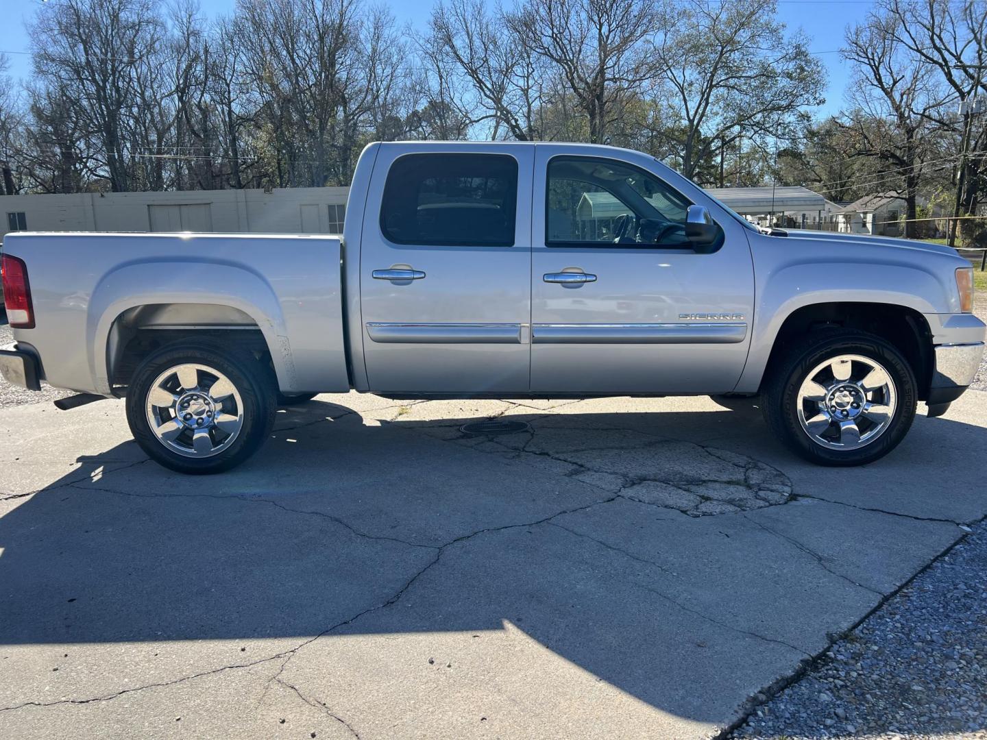 2011 Silver /Black GMC Sierra 1500 SLE (3GTP1VE03BG) with an 5.3L V8 OHV 16V FFV engine, 6-Speed Automatic transmission, located at 4520 Airline Hwy, Baton Rouge, LA, 70805, (225) 357-1497, 30.509325, -91.145432 - 2011 GMC Sierra 1500 Crew Cab SLE ***ONE OWNER*** 5.3 V8 Gas, 133K Miles, Cold A/C, Power Windows, Locks & Mirrors, Seats 6, Tow Package. Radio Display Doesn't Light Up. FOR INFO PLEASE CONTACT JEFF AT 225-413-0981. CHECK OUT OUR A+ RATING WITH THE BETTER BUSINESS BUREAU. WE HAVE BEEN A FAMILY OWNED - Photo#4