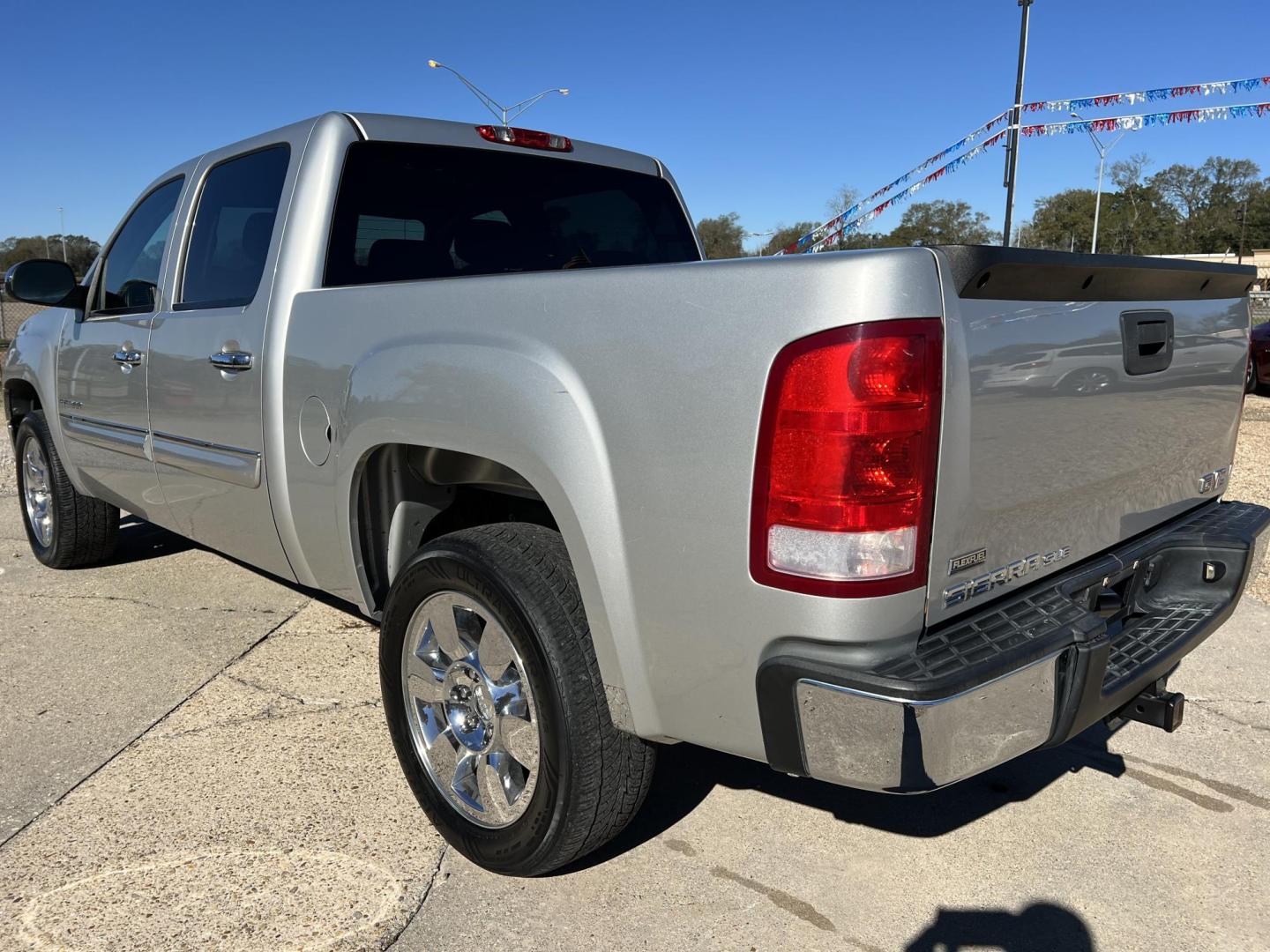 2011 Silver /Black GMC Sierra 1500 SLE (3GTP1VE03BG) with an 5.3L V8 OHV 16V FFV engine, 6-Speed Automatic transmission, located at 4520 Airline Hwy, Baton Rouge, LA, 70805, (225) 357-1497, 30.509325, -91.145432 - 2011 GMC Sierra 1500 Crew Cab SLE ***ONE OWNER*** 5.3 V8 Gas, 133K Miles, Cold A/C, Power Windows, Locks & Mirrors, Seats 6, Tow Package. Radio Display Doesn't Light Up. FOR INFO PLEASE CONTACT JEFF AT 225-413-0981. CHECK OUT OUR A+ RATING WITH THE BETTER BUSINESS BUREAU. WE HAVE BEEN A FAMILY OWNED - Photo#7