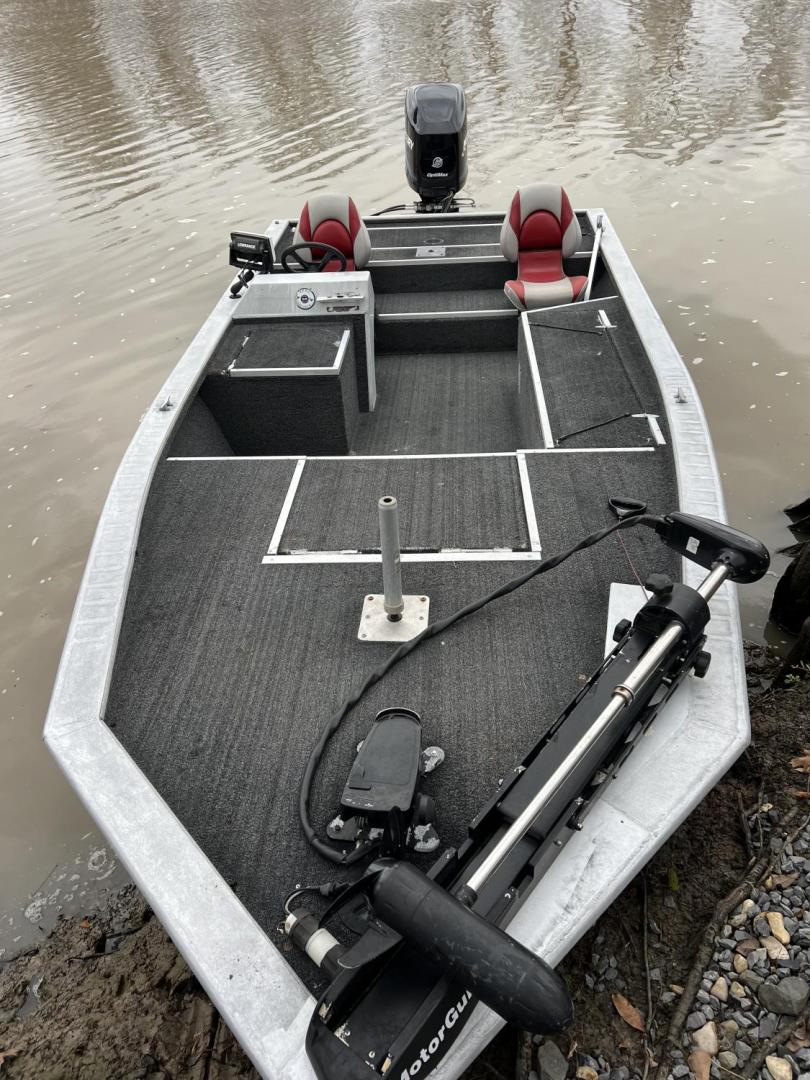 2001 Silver , located at 4520 Airline Hwy, Baton Rouge, LA, 70805, (225) 357-1497, 30.509325, -91.145432 - 2001 Custom Built Alumium Bass Boat 18 1/2 Ft Long 2006 Mercury OptiMax 150HP 220 Hrs, Motorguide Trolling Motor, Rod Box, 3 Other Storages, Lowrance Electronics, On Board Charger, 53 Is Top Speed - Photo#6
