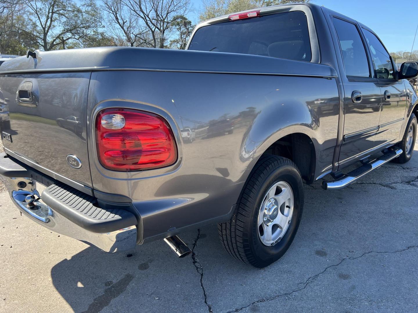 2003 Gray /Gray Ford F-150 XLT (1FTRW07643K) with an 4.6L V8 SOHC 16V engine, 4-Speed Automatic Overdrive transmission, located at 4520 Airline Hwy, Baton Rouge, LA, 70805, (225) 357-1497, 30.509325, -91.145432 - 2003 Ford F-150 SuperCrew XLT **ONE OWNER** 4.6 V8 Gas, 158K Miles, Automatic, A/C & Heat, Power Windows & Locks, Bedcover, Alloy Wheels. FOR INFO PLEASE CONTACT JEFF AT 225-413-0981. CHECK OUT OUR A+ RATING WITH THE BETTER BUSINESS BUREAU. WE HAVE BEEN A FAMILY OWNED AND OPERATED BUSINESS AT THE S - Photo#5