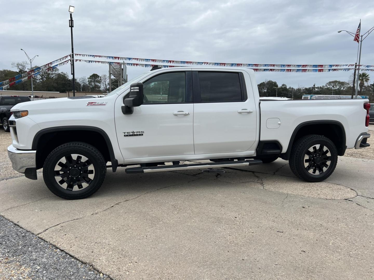 2020 White /Gray Chevrolet Silverado 2500HD LT Z71 (1GC4YNE7XLF) with an 6.6L V8 OHV 16V engine, 6-Speed Automatic transmission, located at 4520 Airline Hwy, Baton Rouge, LA, 70805, (225) 357-1497, 30.509325, -91.145432 - 2020 Chevrolet Silverado 2500HD Crew Cab LT 4X4 ***NO ACCIDENTS*** 6.6 V8 Gas, 152K Miles, Heated Leather Seats, A/C & Heat, All Power, Navigation, New Tires, New Bilstein Shocks, Backup Camera, Spray In Bedliner, Gooseneck Hitch, Tow Package. Small Dent On Front Bumper. FOR INFO PLEASE CONTACT JEFF - Photo#1