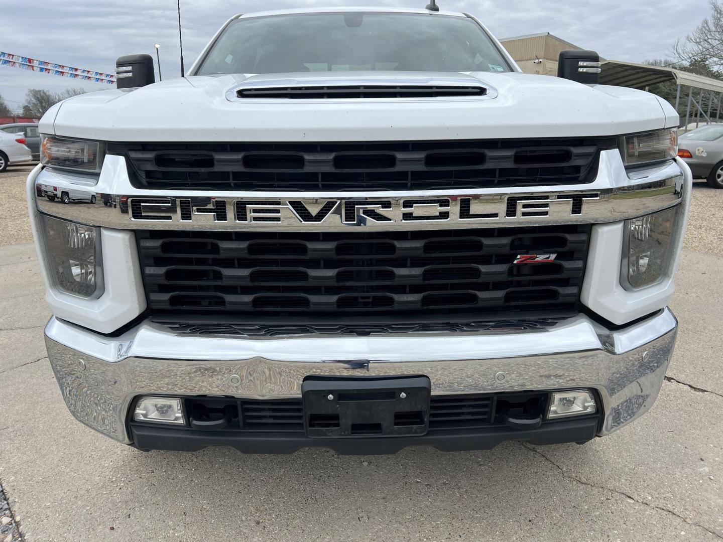 2020 White /Gray Chevrolet Silverado 2500HD LT Z71 (1GC4YNE7XLF) with an 6.6L V8 OHV 16V engine, 6-Speed Automatic transmission, located at 4520 Airline Hwy, Baton Rouge, LA, 70805, (225) 357-1497, 30.509325, -91.145432 - 2020 Chevrolet Silverado 2500HD Crew Cab LT 4X4 ***NO ACCIDENTS*** 6.6 V8 Gas, 152K Miles, Heated Leather Seats, A/C & Heat, All Power, Navigation, New Tires, New Bilstein Shocks, Backup Camera, Spray In Bedliner, Gooseneck Hitch, Tow Package. Small Dent On Front Bumper. FOR INFO PLEASE CONTACT JEFF - Photo#2