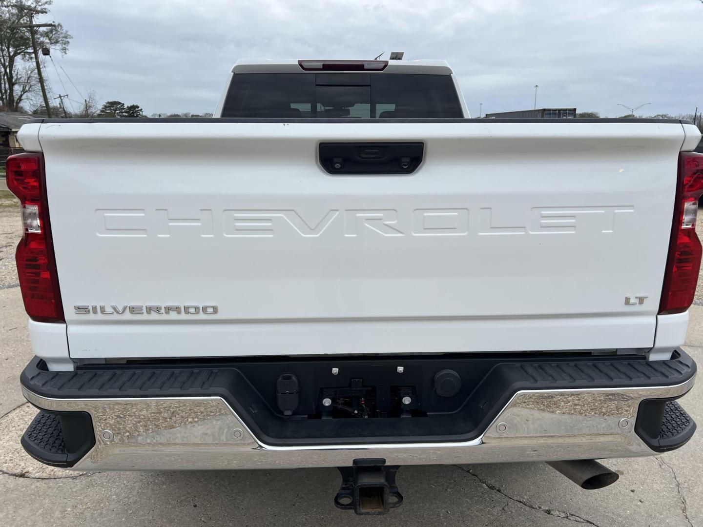 2020 White /Gray Chevrolet Silverado 2500HD LT Z71 (1GC4YNE7XLF) with an 6.6L V8 OHV 16V engine, 6-Speed Automatic transmission, located at 4520 Airline Hwy, Baton Rouge, LA, 70805, (225) 357-1497, 30.509325, -91.145432 - 2020 Chevrolet Silverado 2500HD Crew Cab LT 4X4 ***NO ACCIDENTS*** 6.6 V8 Gas, 152K Miles, Heated Leather Seats, A/C & Heat, All Power, Navigation, New Tires, New Bilstein Shocks, Backup Camera, Spray In Bedliner, Gooseneck Hitch, Tow Package. Small Dent On Front Bumper. FOR INFO PLEASE CONTACT JEFF - Photo#6