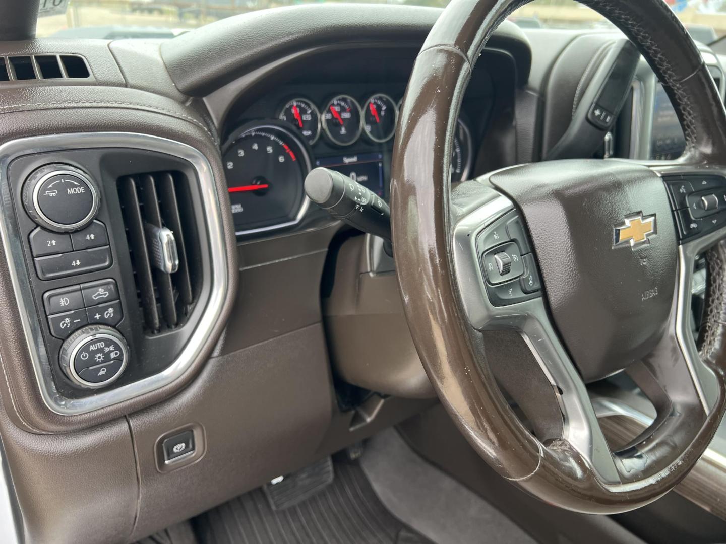 2020 White /Gray Chevrolet Silverado 2500HD LT Z71 (1GC4YNE7XLF) with an 6.6L V8 OHV 16V engine, 6-Speed Automatic transmission, located at 4520 Airline Hwy, Baton Rouge, LA, 70805, (225) 357-1497, 30.509325, -91.145432 - 2020 Chevrolet Silverado 2500HD Crew Cab LT 4X4 ***NO ACCIDENTS*** 6.6 V8 Gas, 152K Miles, Heated Leather Seats, A/C & Heat, All Power, Navigation, New Tires, New Bilstein Shocks, Backup Camera, Spray In Bedliner, Gooseneck Hitch, Tow Package. Small Dent On Front Bumper. FOR INFO PLEASE CONTACT JEFF - Photo#12