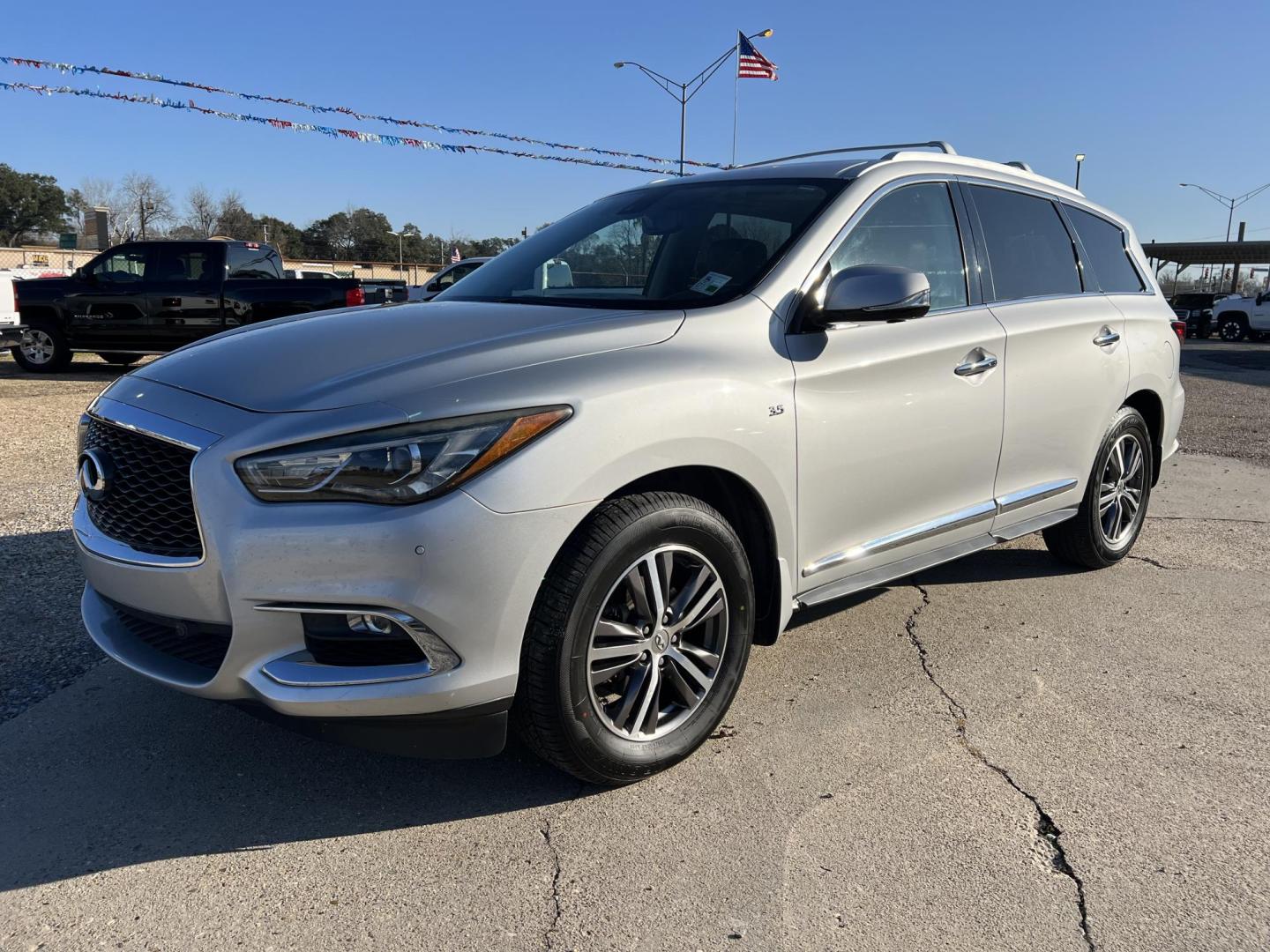 2017 Silver /Black Infiniti QX60 (5N1DL0MN0HC) with an 3.5L V6 DOHC 24V engine, Automatic transmission, located at 4520 Airline Hwy, Baton Rouge, LA, 70805, (225) 357-1497, 30.509325, -91.145432 - 2017 Infiniti QX60 **NO ACCIDENTS** 3.5 V6 Gas, 135K Miles, Heated Leather Seats, 3rd Row Seat, A/C & Heat, All Power, Sunroof, Navigation, Backup Camera. Has Some Minor Scratches. FOR INFO PLEASE CONTACT JEFF AT 225-413-0981. CHECK OUT OUR A+ RATING WITH THE BETTER BUSINESS BUREAU. WE HAVE BEEN A - Photo#0