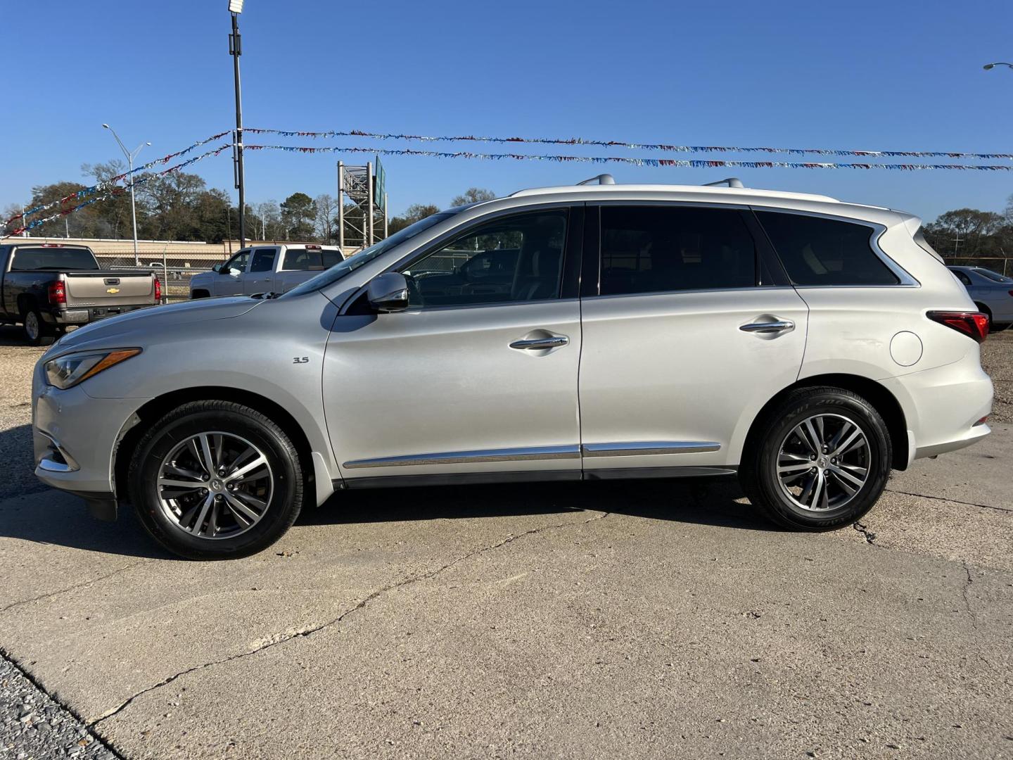 2017 Silver /Black Infiniti QX60 (5N1DL0MN0HC) with an 3.5L V6 DOHC 24V engine, Automatic transmission, located at 4520 Airline Hwy, Baton Rouge, LA, 70805, (225) 357-1497, 30.509325, -91.145432 - 2017 Infiniti QX60 **NO ACCIDENTS** 3.5 V6 Gas, 135K Miles, Heated Leather Seats, 3rd Row Seat, A/C & Heat, All Power, Sunroof, Navigation, Backup Camera. Has Some Minor Scratches. FOR INFO PLEASE CONTACT JEFF AT 225-413-0981. CHECK OUT OUR A+ RATING WITH THE BETTER BUSINESS BUREAU. WE HAVE BEEN A - Photo#1