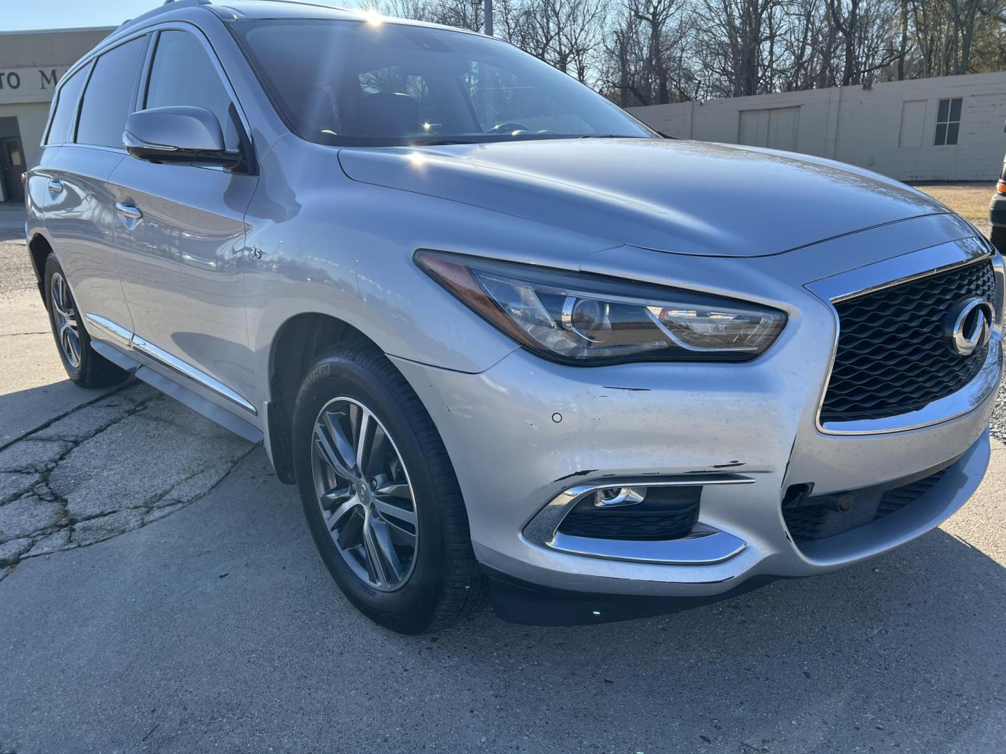 2017 Silver /Black Infiniti QX60 (5N1DL0MN0HC) with an 3.5L V6 DOHC 24V engine, Automatic transmission, located at 4520 Airline Hwy, Baton Rouge, LA, 70805, (225) 357-1497, 30.509325, -91.145432 - 2017 Infiniti QX60 **NO ACCIDENTS** 3.5 V6 Gas, 135K Miles, Heated Leather Seats, 3rd Row Seat, A/C & Heat, All Power, Sunroof, Navigation, Backup Camera. Has Some Minor Scratches. FOR INFO PLEASE CONTACT JEFF AT 225-413-0981. CHECK OUT OUR A+ RATING WITH THE BETTER BUSINESS BUREAU. WE HAVE BEEN A - Photo#3