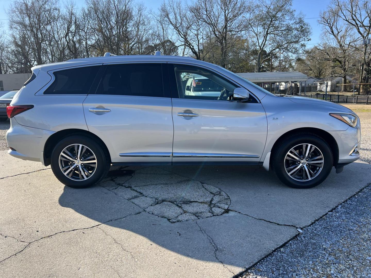 2017 Silver /Black Infiniti QX60 (5N1DL0MN0HC) with an 3.5L V6 DOHC 24V engine, Automatic transmission, located at 4520 Airline Hwy, Baton Rouge, LA, 70805, (225) 357-1497, 30.509325, -91.145432 - 2017 Infiniti QX60 **NO ACCIDENTS** 3.5 V6 Gas, 135K Miles, Heated Leather Seats, 3rd Row Seat, A/C & Heat, All Power, Sunroof, Navigation, Backup Camera. Has Some Minor Scratches. FOR INFO PLEASE CONTACT JEFF AT 225-413-0981. CHECK OUT OUR A+ RATING WITH THE BETTER BUSINESS BUREAU. WE HAVE BEEN A - Photo#4