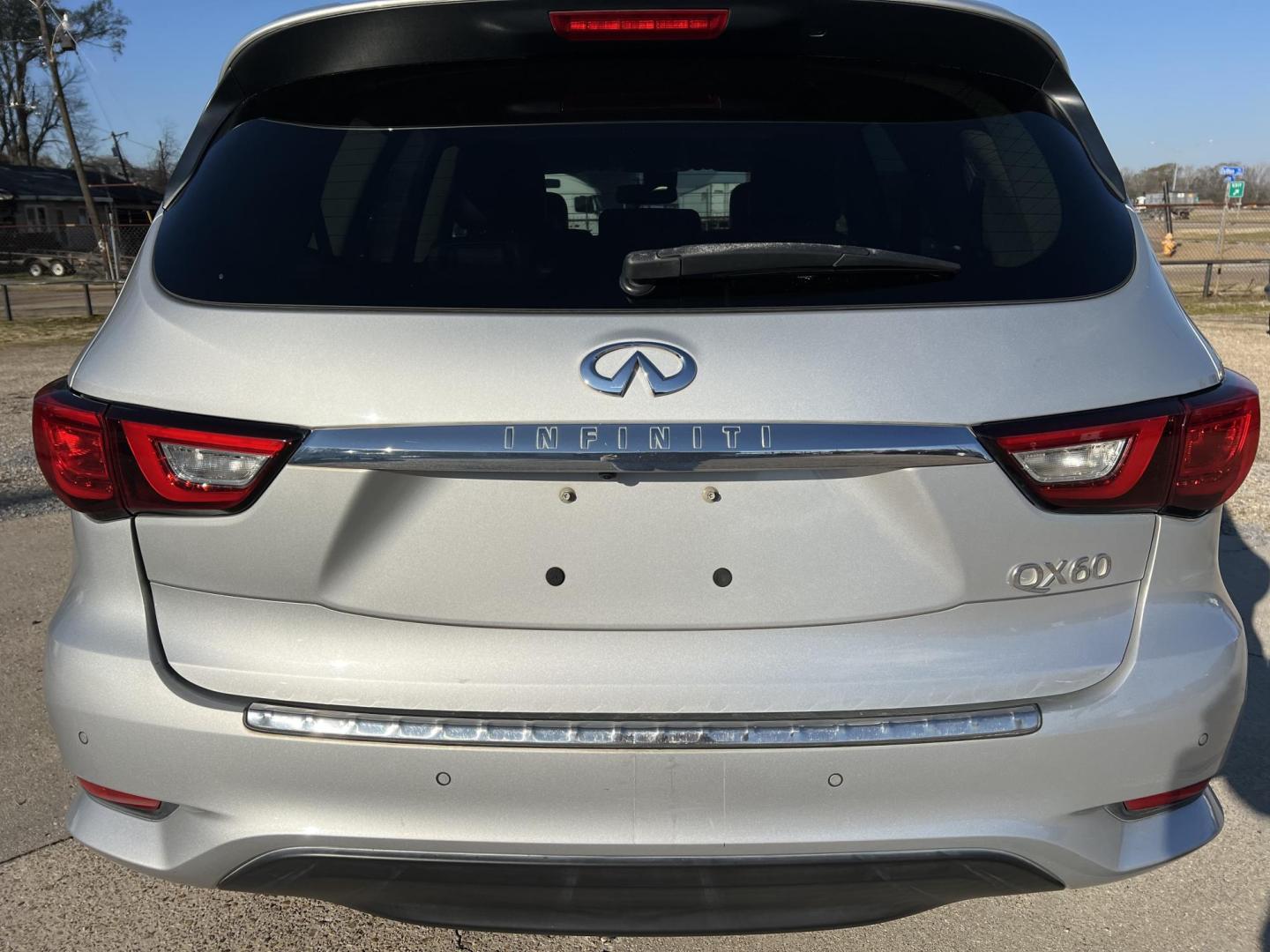 2017 Silver /Black Infiniti QX60 (5N1DL0MN0HC) with an 3.5L V6 DOHC 24V engine, Automatic transmission, located at 4520 Airline Hwy, Baton Rouge, LA, 70805, (225) 357-1497, 30.509325, -91.145432 - 2017 Infiniti QX60 **NO ACCIDENTS** 3.5 V6 Gas, 135K Miles, Heated Leather Seats, 3rd Row Seat, A/C & Heat, All Power, Sunroof, Navigation, Backup Camera. Has Some Minor Scratches. FOR INFO PLEASE CONTACT JEFF AT 225-413-0981. CHECK OUT OUR A+ RATING WITH THE BETTER BUSINESS BUREAU. WE HAVE BEEN A - Photo#6