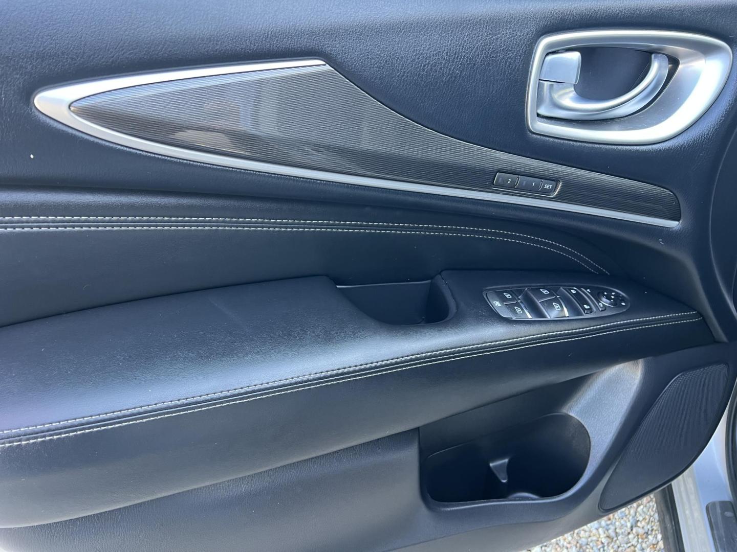 2017 Silver /Black Infiniti QX60 (5N1DL0MN0HC) with an 3.5L V6 DOHC 24V engine, Automatic transmission, located at 4520 Airline Hwy, Baton Rouge, LA, 70805, (225) 357-1497, 30.509325, -91.145432 - 2017 Infiniti QX60 **NO ACCIDENTS** 3.5 V6 Gas, 135K Miles, Heated Leather Seats, 3rd Row Seat, A/C & Heat, All Power, Sunroof, Navigation, Backup Camera. Has Some Minor Scratches. FOR INFO PLEASE CONTACT JEFF AT 225-413-0981. CHECK OUT OUR A+ RATING WITH THE BETTER BUSINESS BUREAU. WE HAVE BEEN A - Photo#18