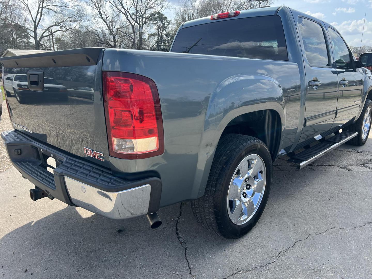 2009 Blue /Black GMC Sierra 1500 SLT (3GTEC33J39G) with an 5.3L V8 OHV 16V engine, 6-Speed Automatic transmission, located at 4520 Airline Hwy, Baton Rouge, LA, 70805, (225) 357-1497, 30.509325, -91.145432 - 2009 GMC Sierra 1500 Crew Cab SLT 5.3 V8 Gas, 181K Miles, Leather, Cold A/C, Power Windows, Locks & Mirrors, Spray In Bedliner, Tow Package. DOD Has Been Deleted. Front Fender Paint Is Faded. FOR INFO PLEASE CONTACT JEFF AT 225-413-0981. CHECK OUT OUR A+ RATING WITH THE BETTER BUSINESS BUREAU. WE H - Photo#5