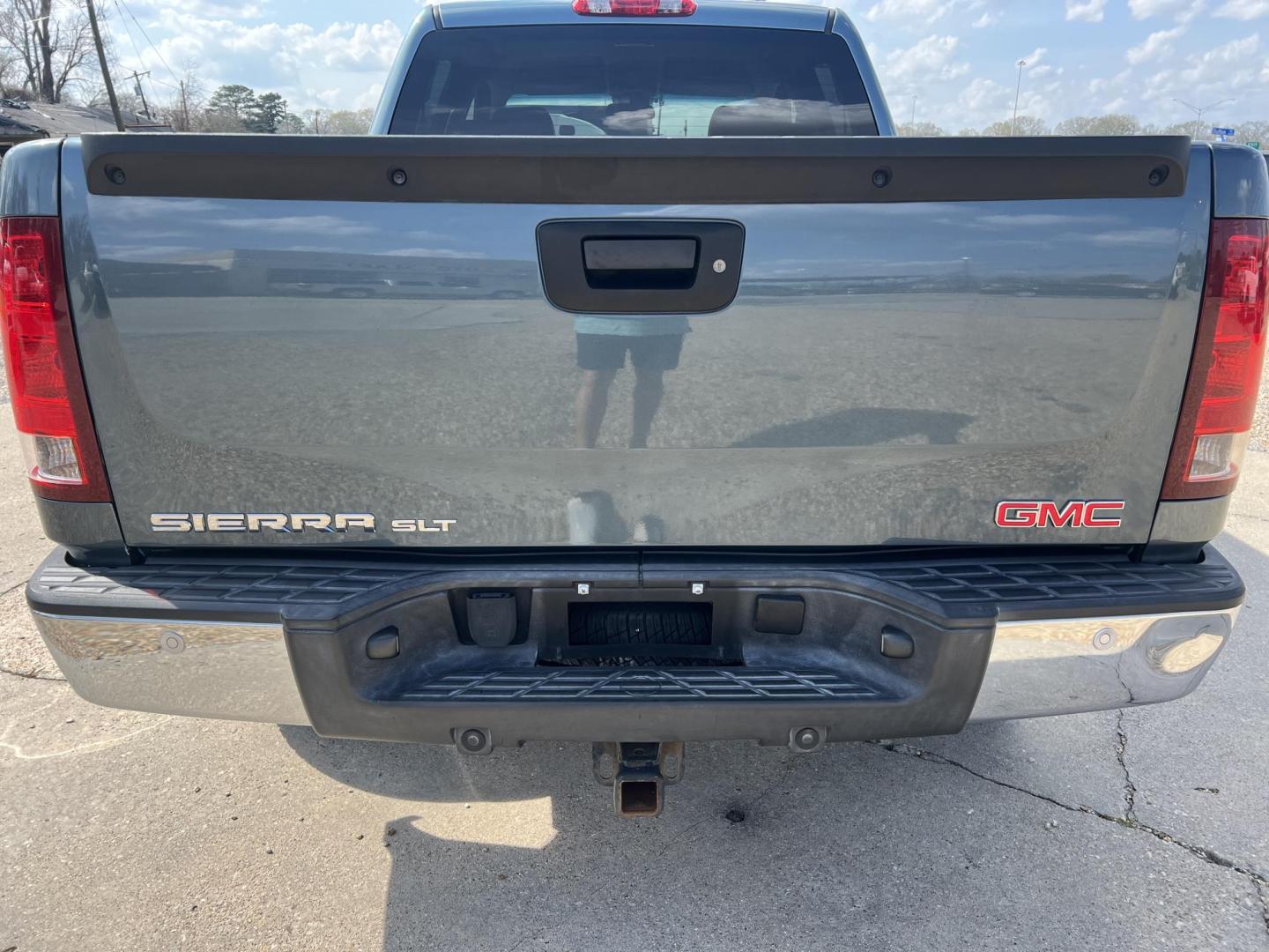 2009 Blue /Black GMC Sierra 1500 SLT (3GTEC33J39G) with an 5.3L V8 OHV 16V engine, 6-Speed Automatic transmission, located at 4520 Airline Hwy, Baton Rouge, LA, 70805, (225) 357-1497, 30.509325, -91.145432 - 2009 GMC Sierra 1500 Crew Cab SLT 5.3 V8 Gas, 181K Miles, Leather, Cold A/C, Power Windows, Locks & Mirrors, Spray In Bedliner, Tow Package. DOD Has Been Deleted. Front Fender Paint Is Faded. FOR INFO PLEASE CONTACT JEFF AT 225-413-0981. CHECK OUT OUR A+ RATING WITH THE BETTER BUSINESS BUREAU. WE H - Photo#6