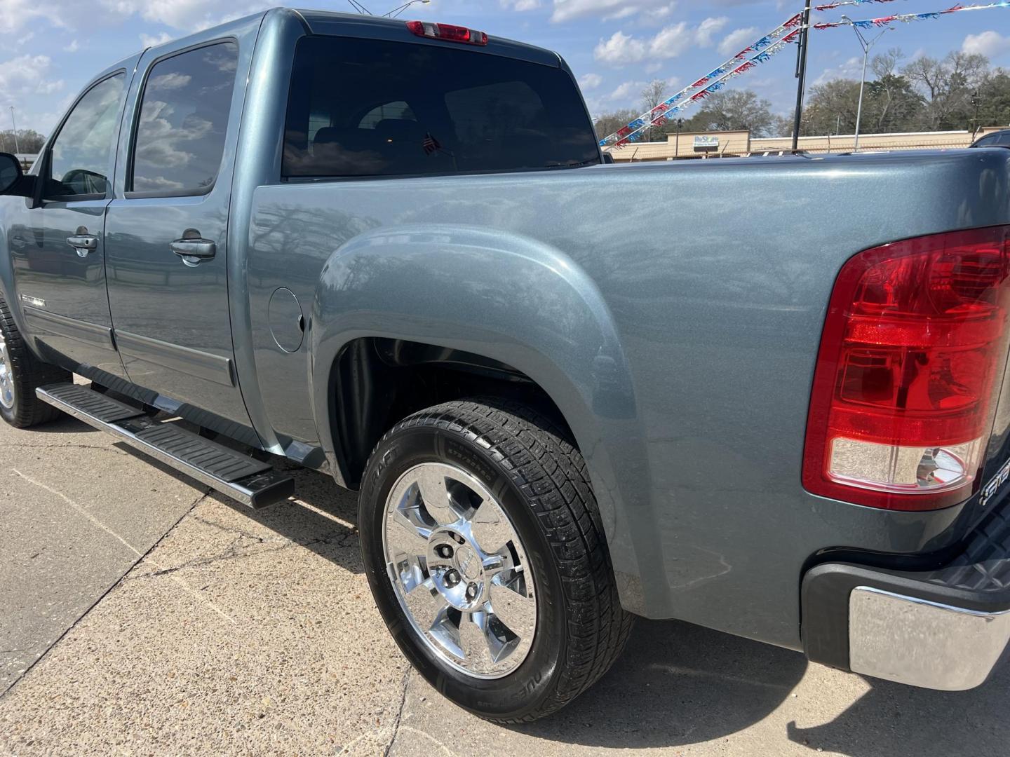 2009 Blue /Black GMC Sierra 1500 SLT (3GTEC33J39G) with an 5.3L V8 OHV 16V engine, 6-Speed Automatic transmission, located at 4520 Airline Hwy, Baton Rouge, LA, 70805, (225) 357-1497, 30.509325, -91.145432 - 2009 GMC Sierra 1500 Crew Cab SLT 5.3 V8 Gas, 181K Miles, Leather, Cold A/C, Power Windows, Locks & Mirrors, Spray In Bedliner, Tow Package. DOD Has Been Deleted. Front Fender Paint Is Faded. FOR INFO PLEASE CONTACT JEFF AT 225-413-0981. CHECK OUT OUR A+ RATING WITH THE BETTER BUSINESS BUREAU. WE H - Photo#7
