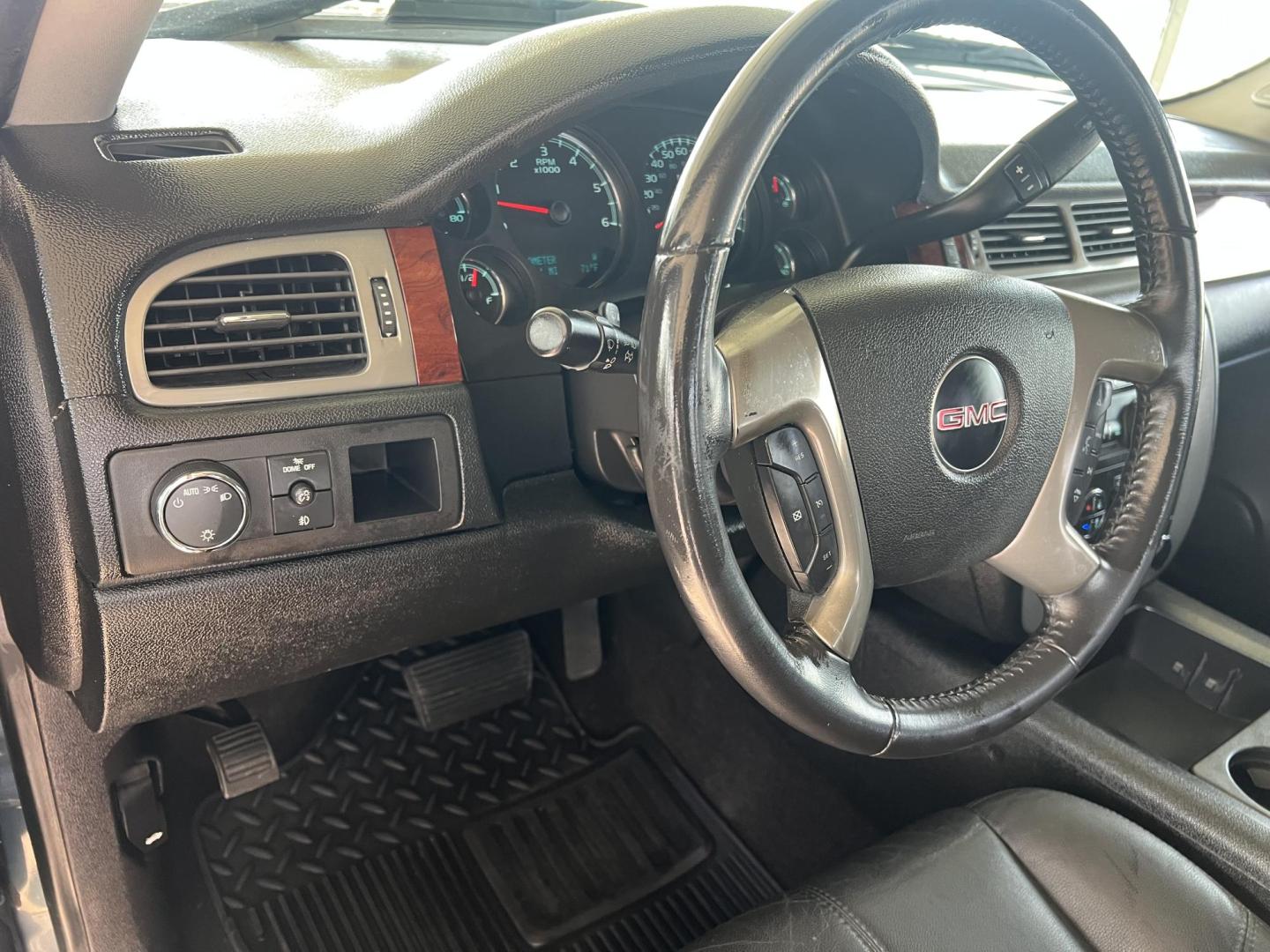 2009 Blue /Black GMC Sierra 1500 SLT (3GTEC33J39G) with an 5.3L V8 OHV 16V engine, 6-Speed Automatic transmission, located at 4520 Airline Hwy, Baton Rouge, LA, 70805, (225) 357-1497, 30.509325, -91.145432 - 2009 GMC Sierra 1500 Crew Cab SLT 5.3 V8 Gas, 181K Miles, Leather, Cold A/C, Power Windows, Locks & Mirrors, Spray In Bedliner, Tow Package. DOD Has Been Deleted. Front Fender Paint Is Faded. FOR INFO PLEASE CONTACT JEFF AT 225-413-0981. CHECK OUT OUR A+ RATING WITH THE BETTER BUSINESS BUREAU. WE H - Photo#10