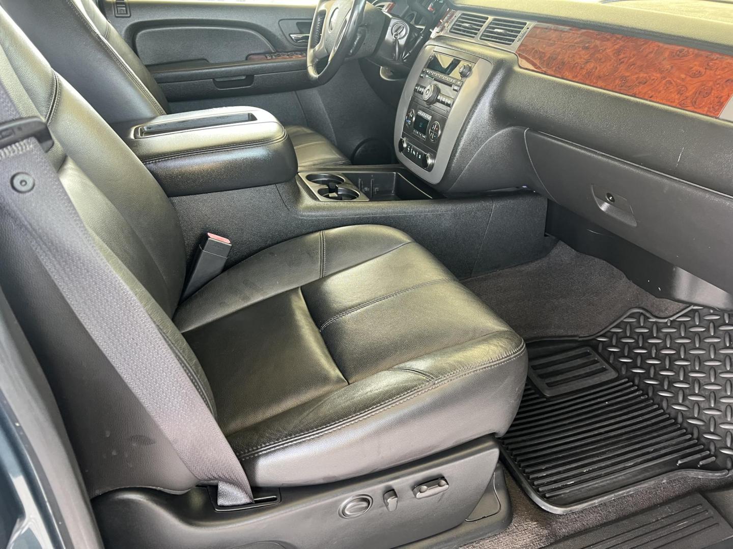 2009 Blue /Black GMC Sierra 1500 SLT (3GTEC33J39G) with an 5.3L V8 OHV 16V engine, 6-Speed Automatic transmission, located at 4520 Airline Hwy, Baton Rouge, LA, 70805, (225) 357-1497, 30.509325, -91.145432 - 2009 GMC Sierra 1500 Crew Cab SLT 5.3 V8 Gas, 181K Miles, Leather, Cold A/C, Power Windows, Locks & Mirrors, Spray In Bedliner, Tow Package. DOD Has Been Deleted. Front Fender Paint Is Faded. FOR INFO PLEASE CONTACT JEFF AT 225-413-0981. CHECK OUT OUR A+ RATING WITH THE BETTER BUSINESS BUREAU. WE H - Photo#12